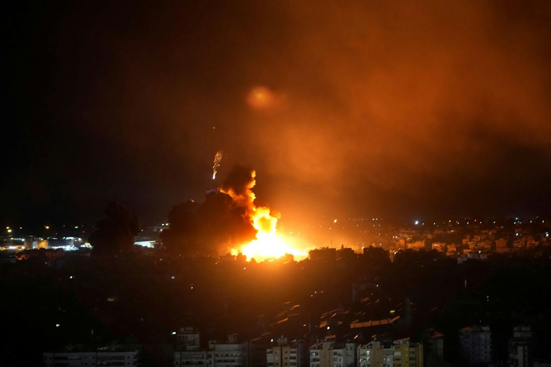 Flammen steigen nach israelischen Luftangriffen in Dahieh bei Beirut auf.