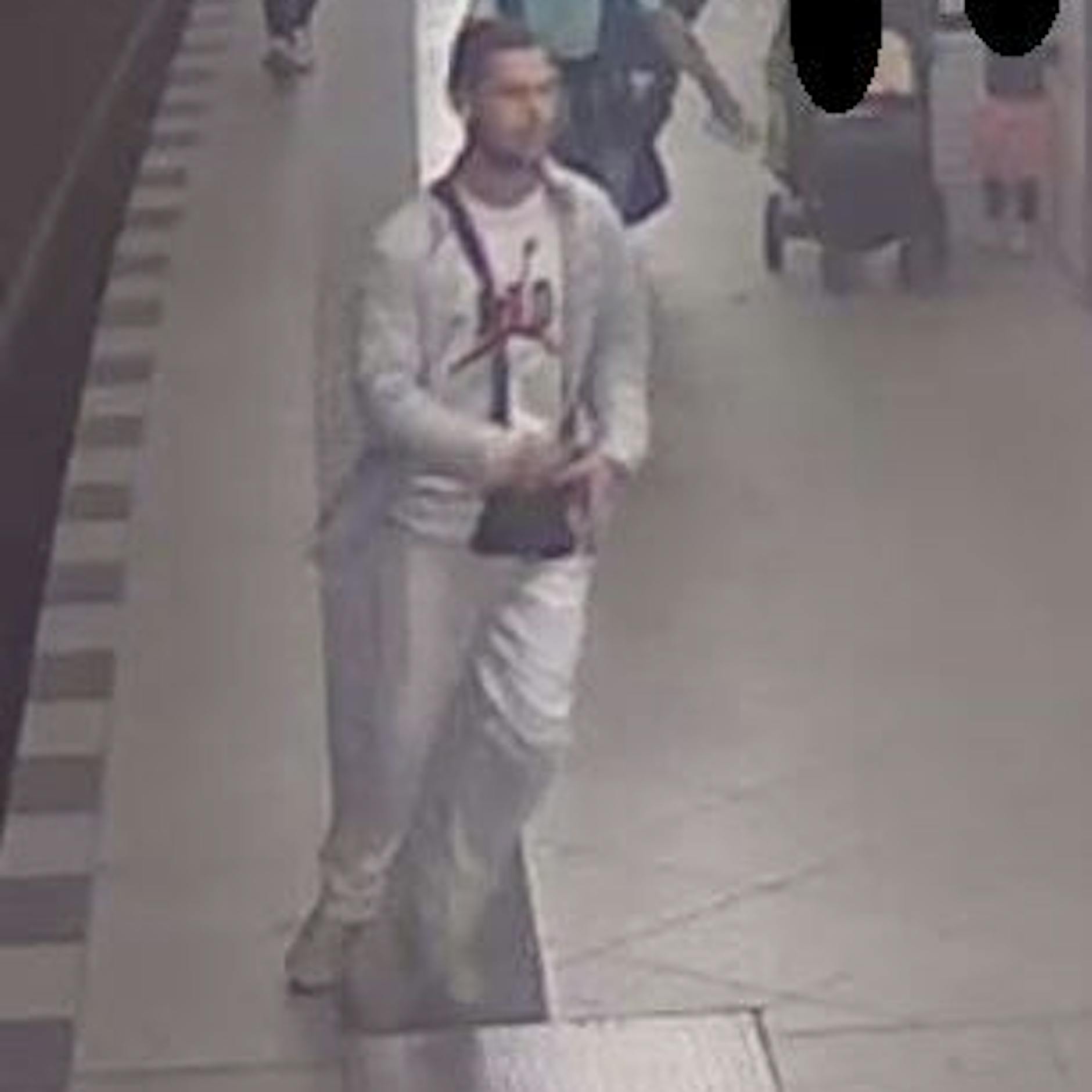 Neukölln: Kontrolleur mit Messer verletzt – Polizei fahndet