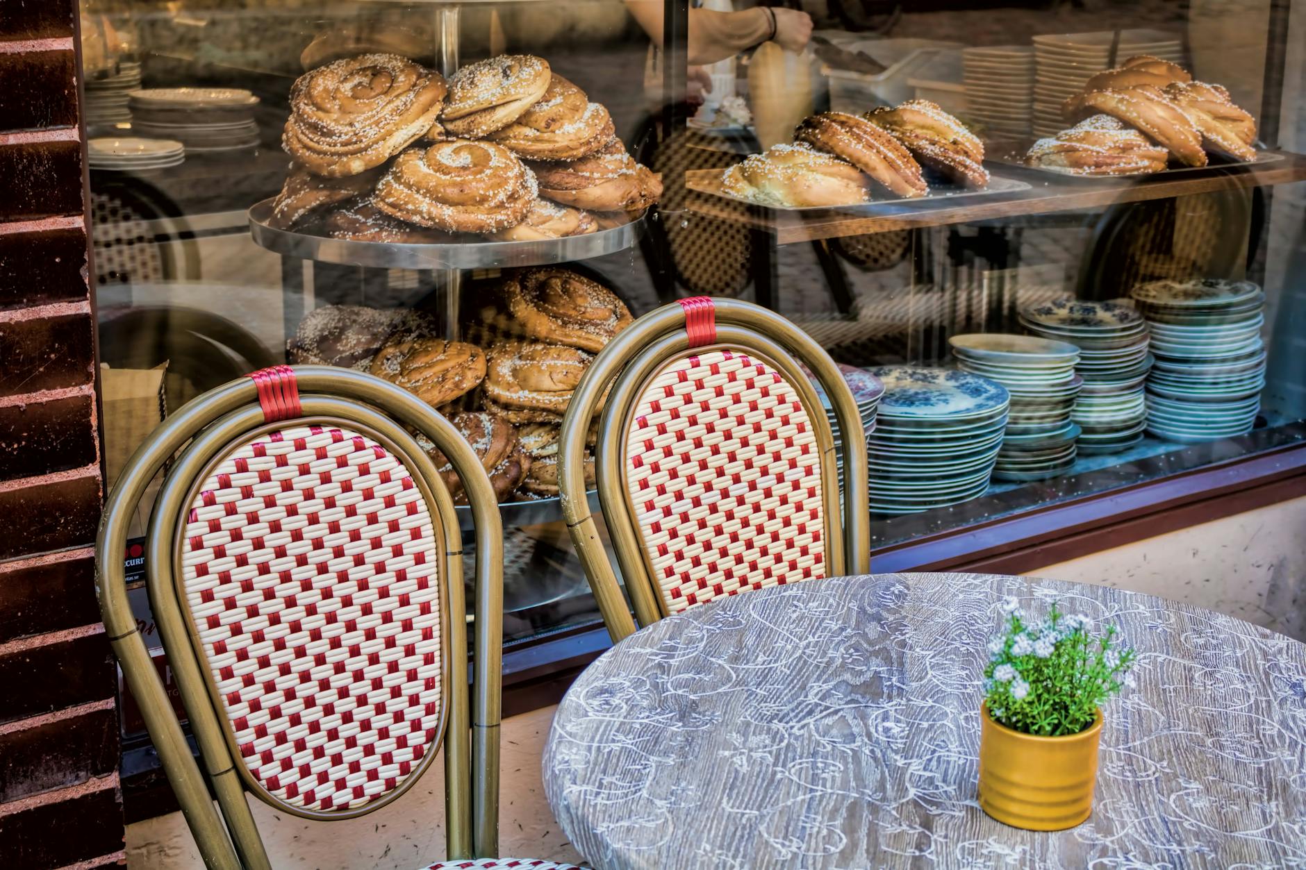 Göteborg, Schweden – 14.03.2022: Im Stadtteil Haga, berühmt für seine charmanten Cafés, liegen frische Zimtschnecken im Schaufenster eines Cafés. Diese riesigen, duftenden Kanelbullar sind ein absolutes Muss für jeden Besucher und ziehen täglich viele Menschen an. Aber so schwer ist es nicht, diese Kanelbullar selbst zu backen, versuchen Sie es mal.