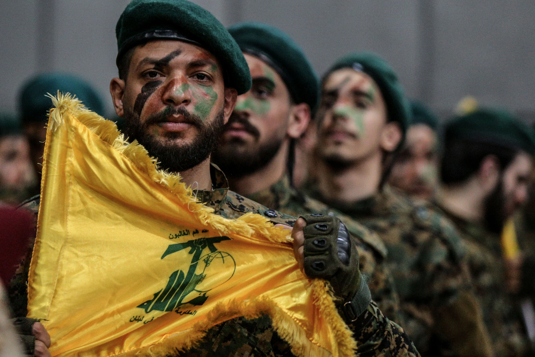 Libanon, Beirut: Hisbollah-Kämpfer zeigen sich bei einer Parade bei der Feier am Internationalen Tag von Al-Kuds in einem südlichen Vorort von Beirut.