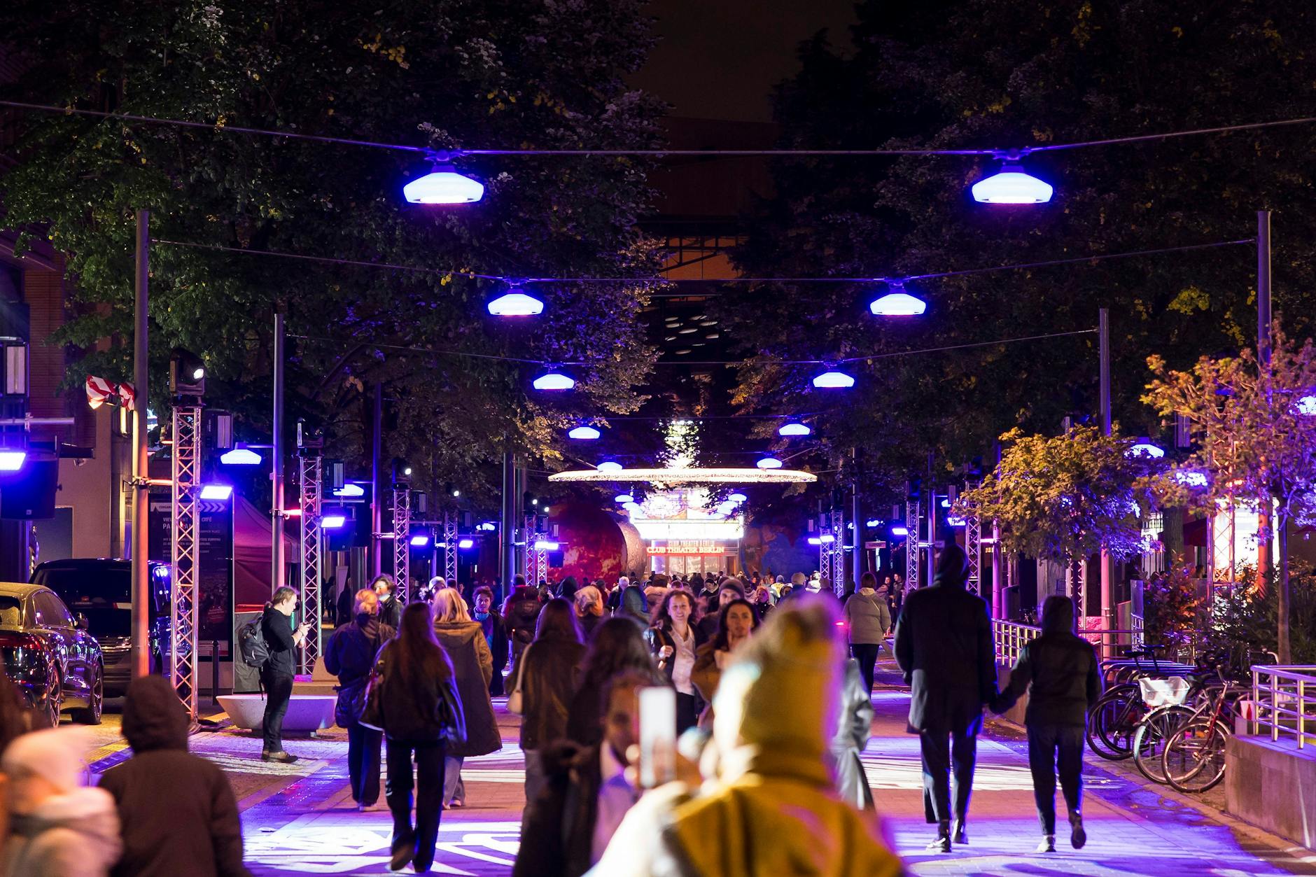 Besucherinnen und Besucher können durch die erleuchtete alte Potsdamer Straße schlendern.