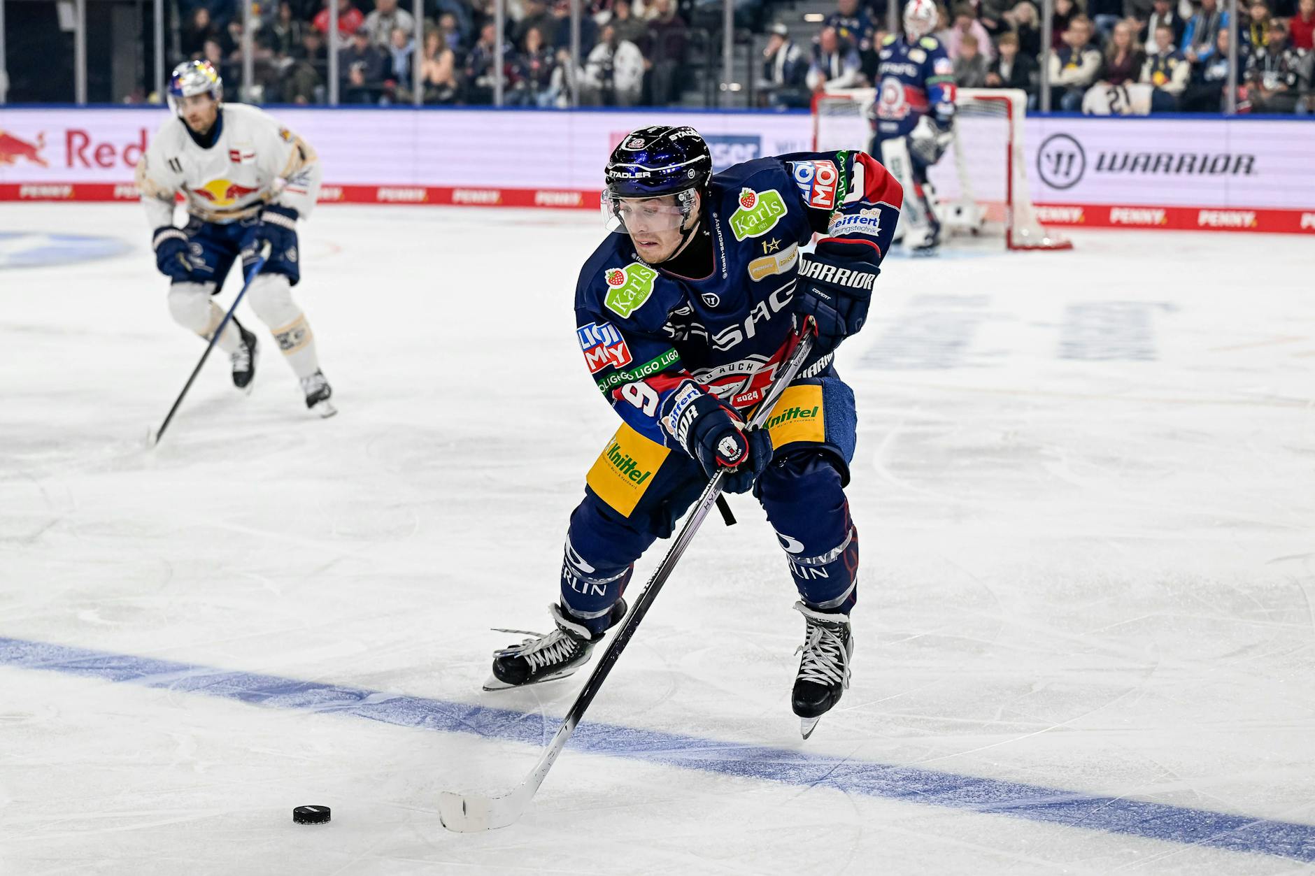 Ty Ronnig von den Eisbären Berlin beim Spiel gegen Red Bull München im neueröffneten SAP Garden. Auch er war unter den Torschützen der Eisbären.