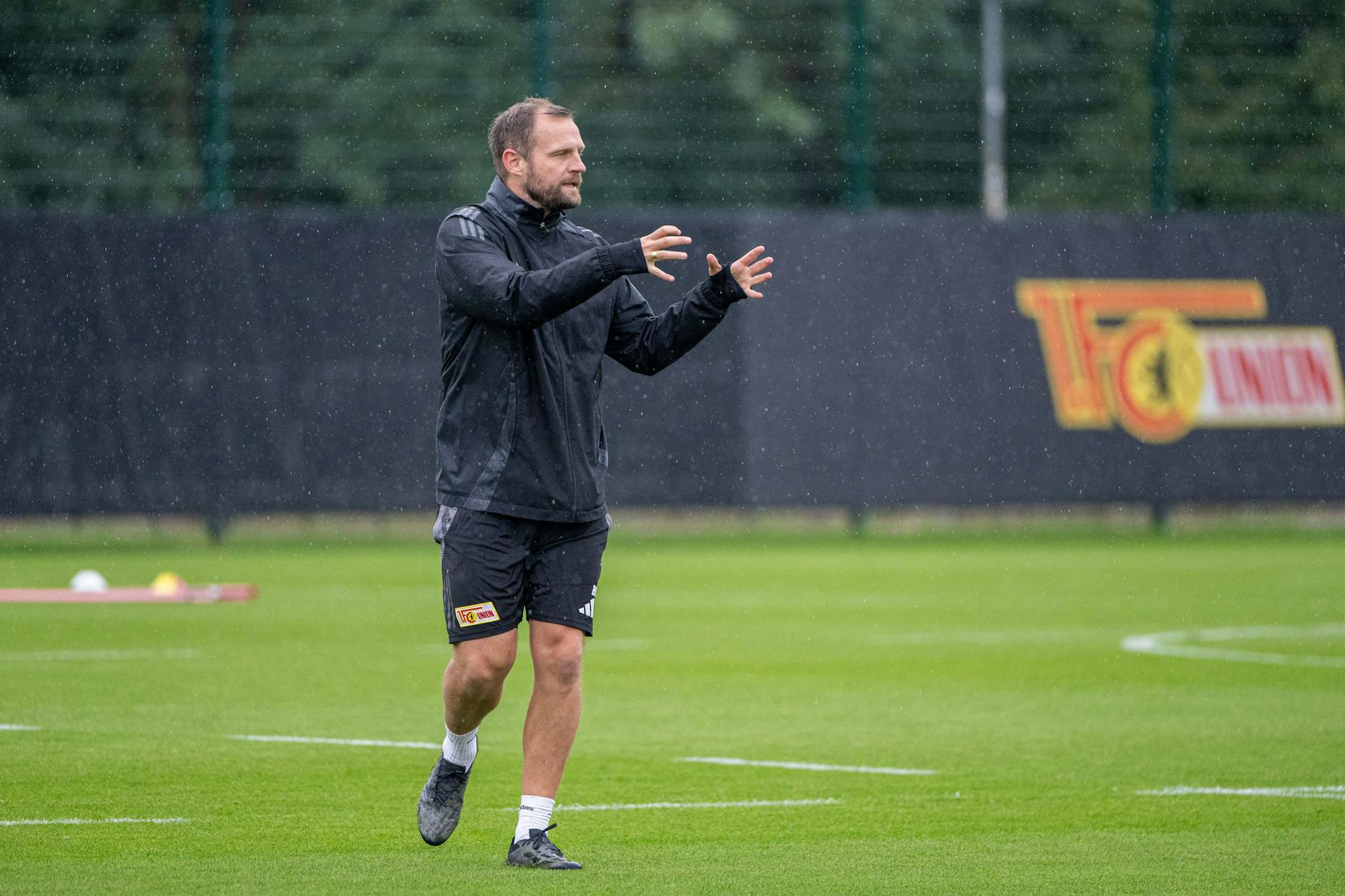 Unions Trainer Bo Svensson will sich seinen ersten Sieg gegen Dortmund krallen.