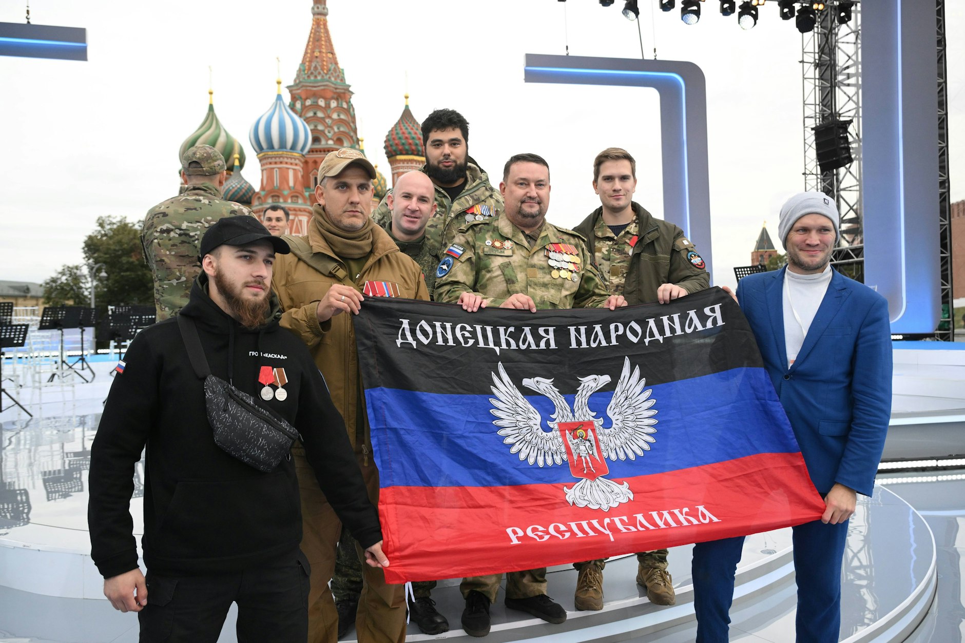 Russische soldaten poseren voor een foto in Moskou.