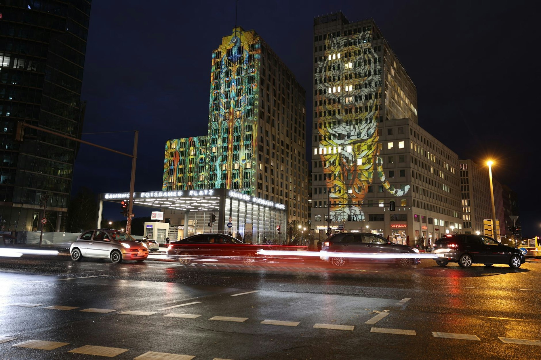 Auf der Fassade des Ritz Carlton am Potsdamer Platz werden Installationen gezeigt.