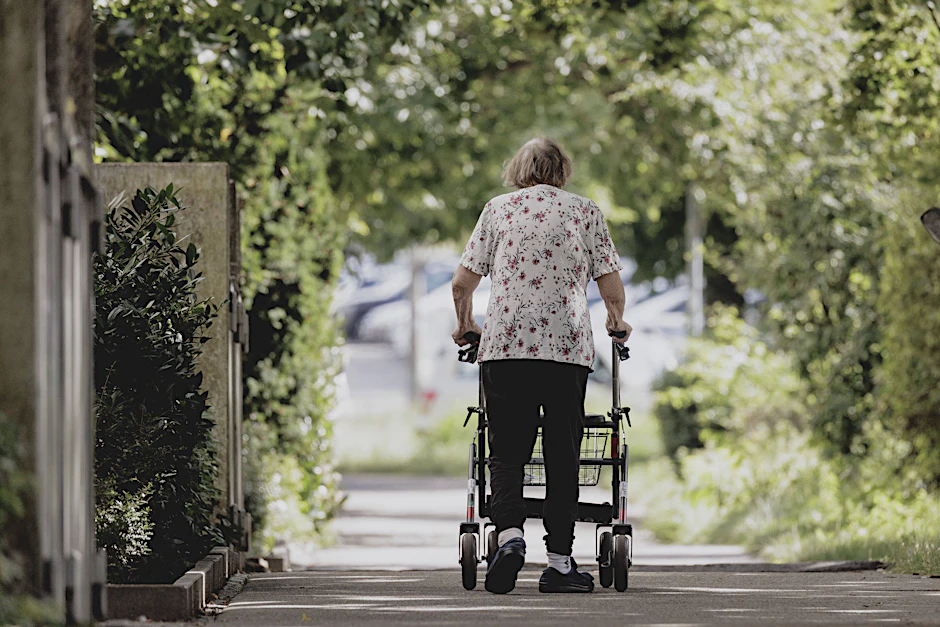 Eine Seniorin mit Rollator, aufgenommen in Berlin.