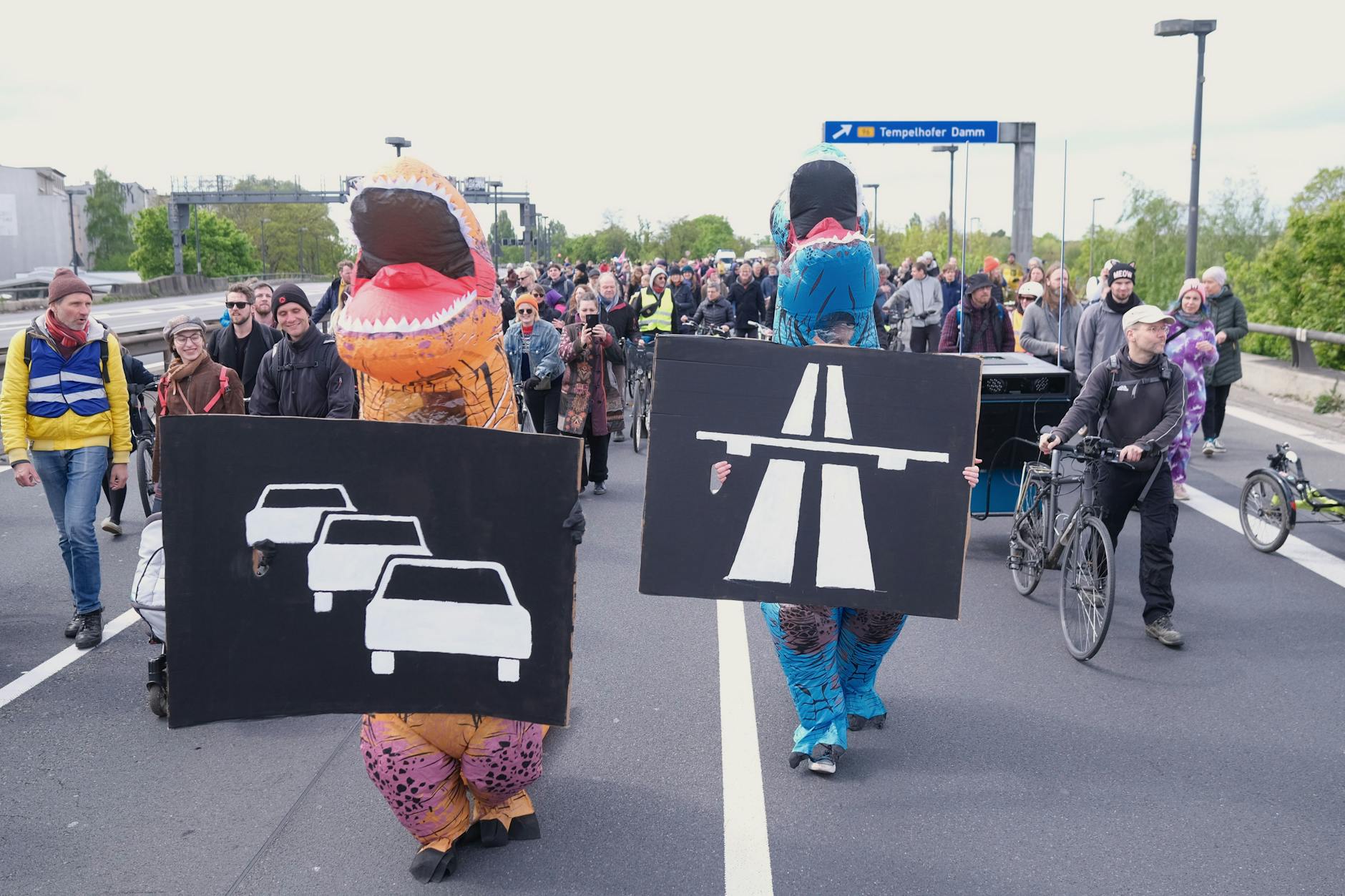 Immer wieder demonstrieren Menschen gegen den Ausbau der A100.