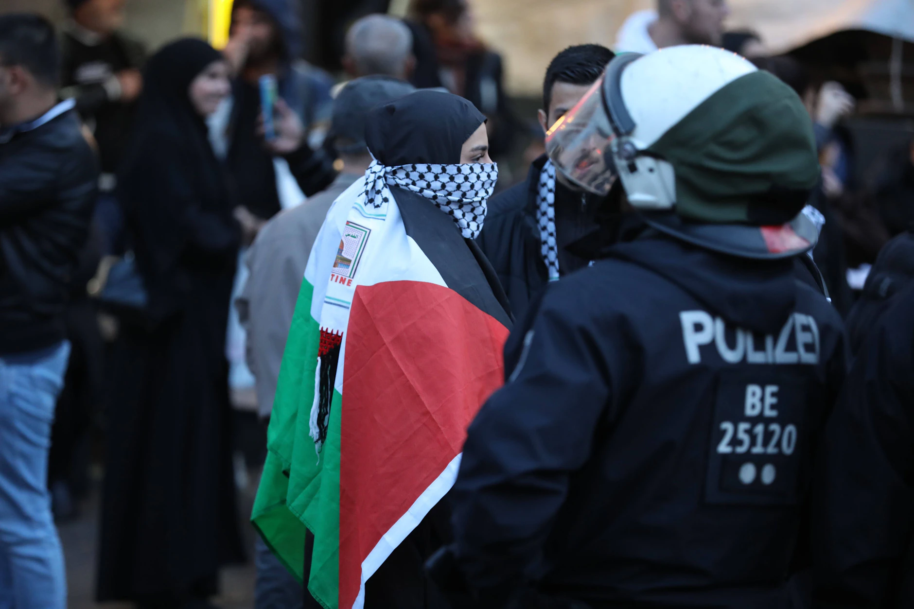 Pro-Palästina-Demo auf der Sonnenallee Ecke Reuterstraße im Oktober 2023