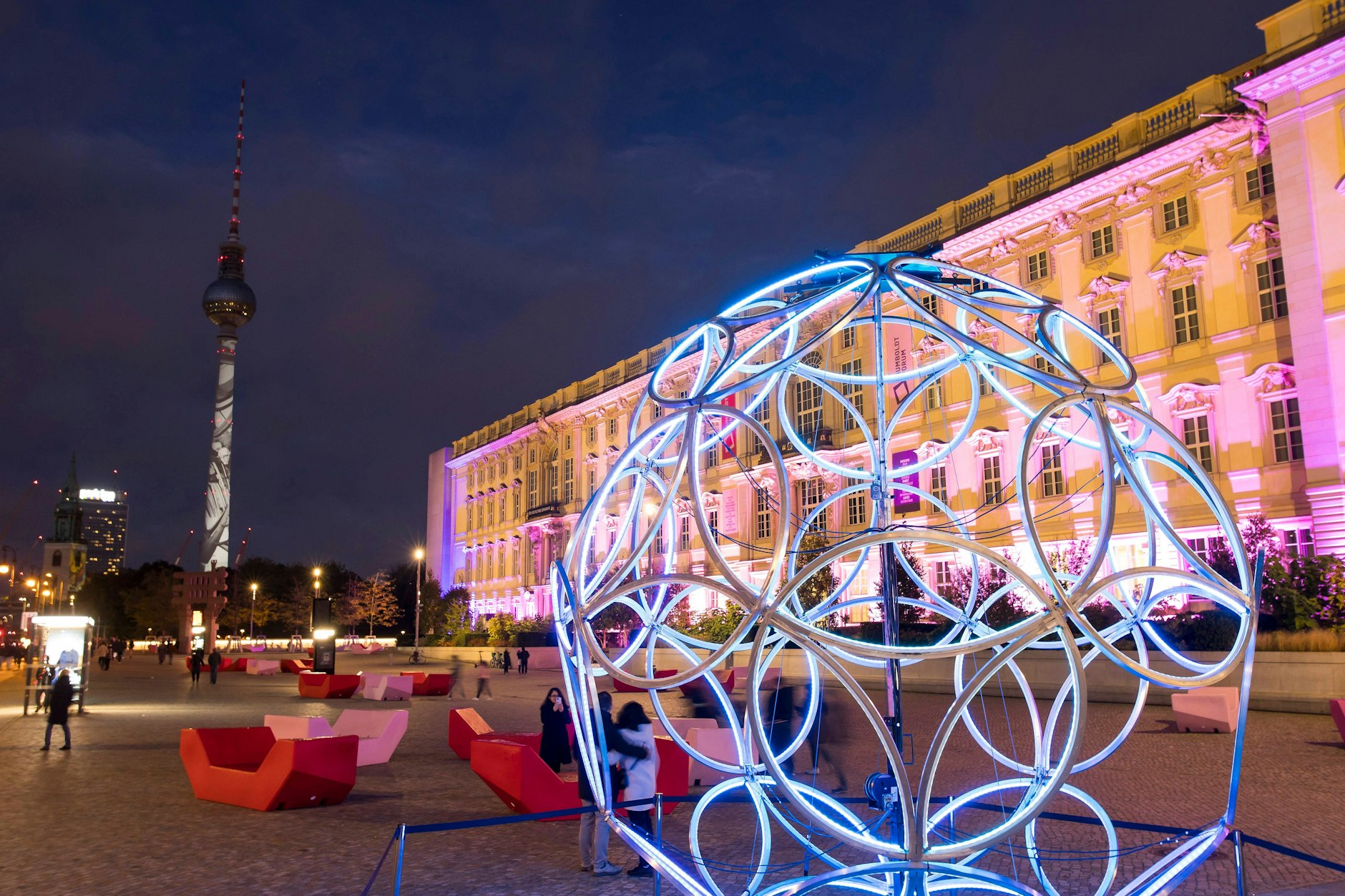 Vor dem Humboldt-Forum leuchtet eine Ball-Skulptur während der Generalprobe.