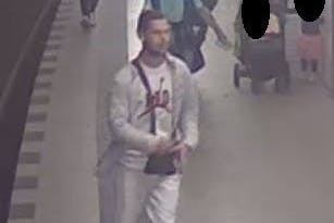 Der Mann versuchte zunächst zu fliehen. Wer kann Hinweise zu seiner Identität geben?