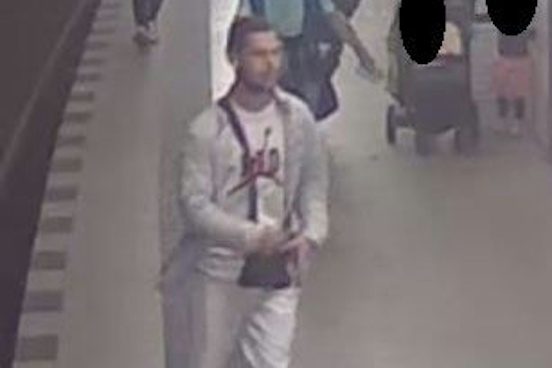 Der Mann versuchte zunächst zu fliehen. Wer kann Hinweise zu seiner Identität geben?