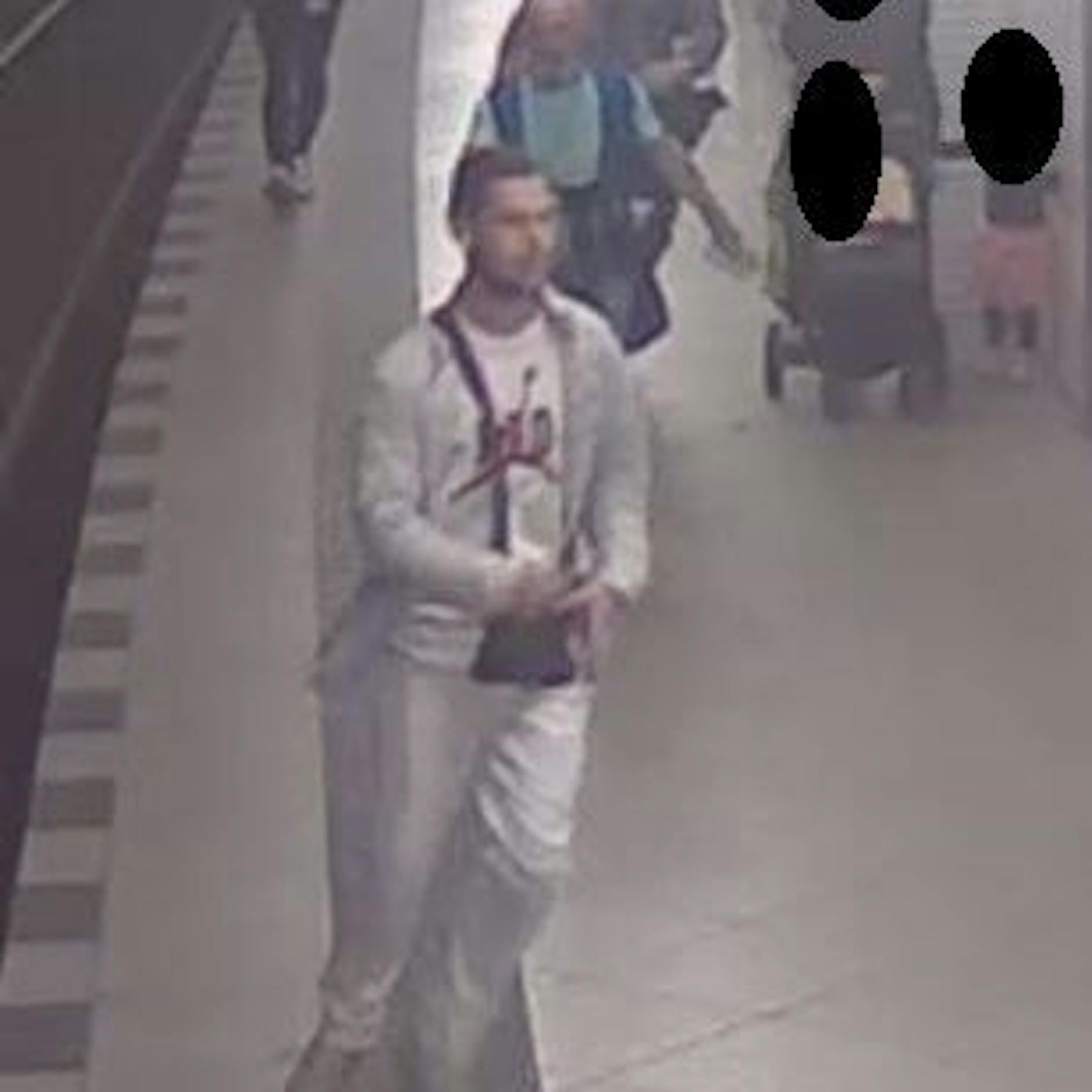 U7: Mann ohne Ticket sticht auf Kontrolleur ein