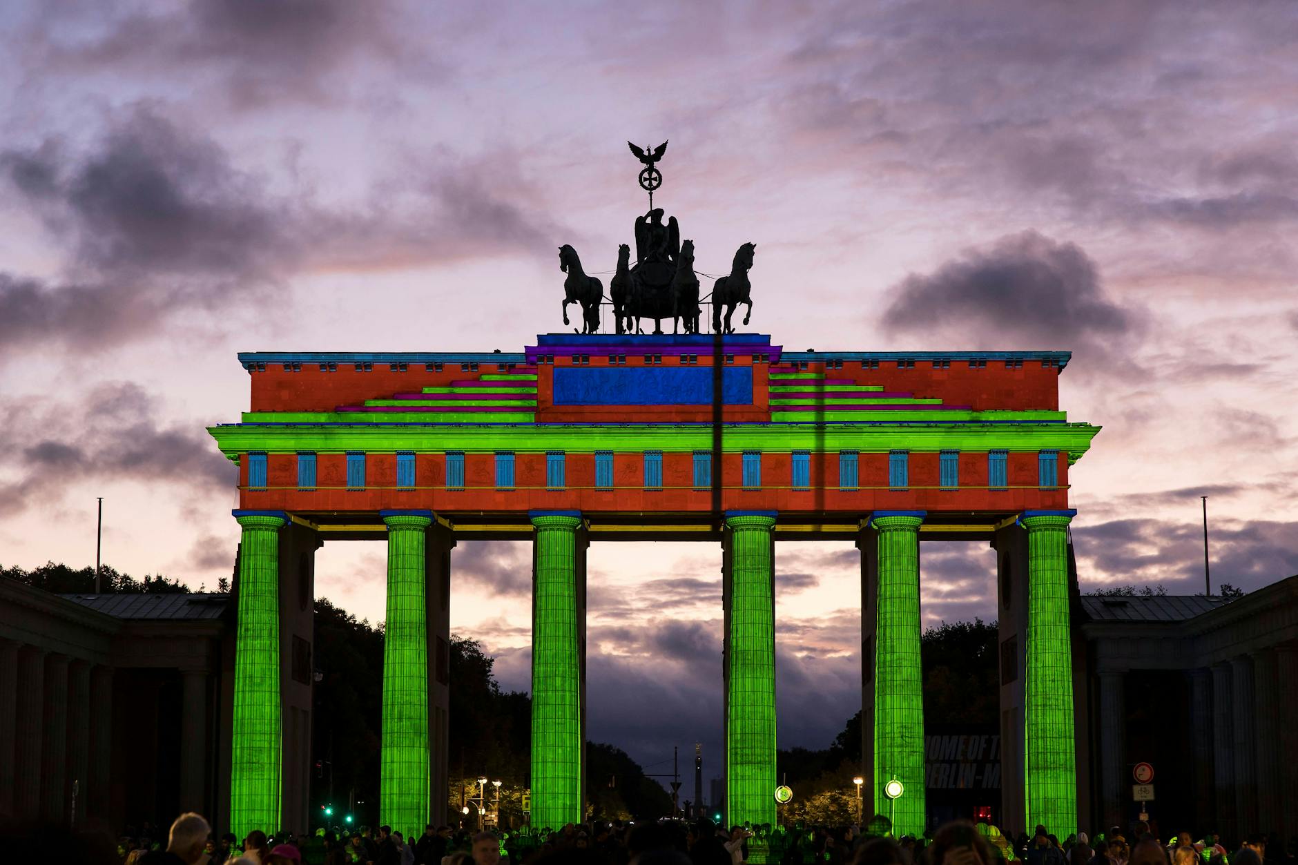 So sieht das Brandenburger Tor ab Freitagabend aus. Das Lichtkonzept wurde bei der Generalprobe am 2. Oktober getestet.