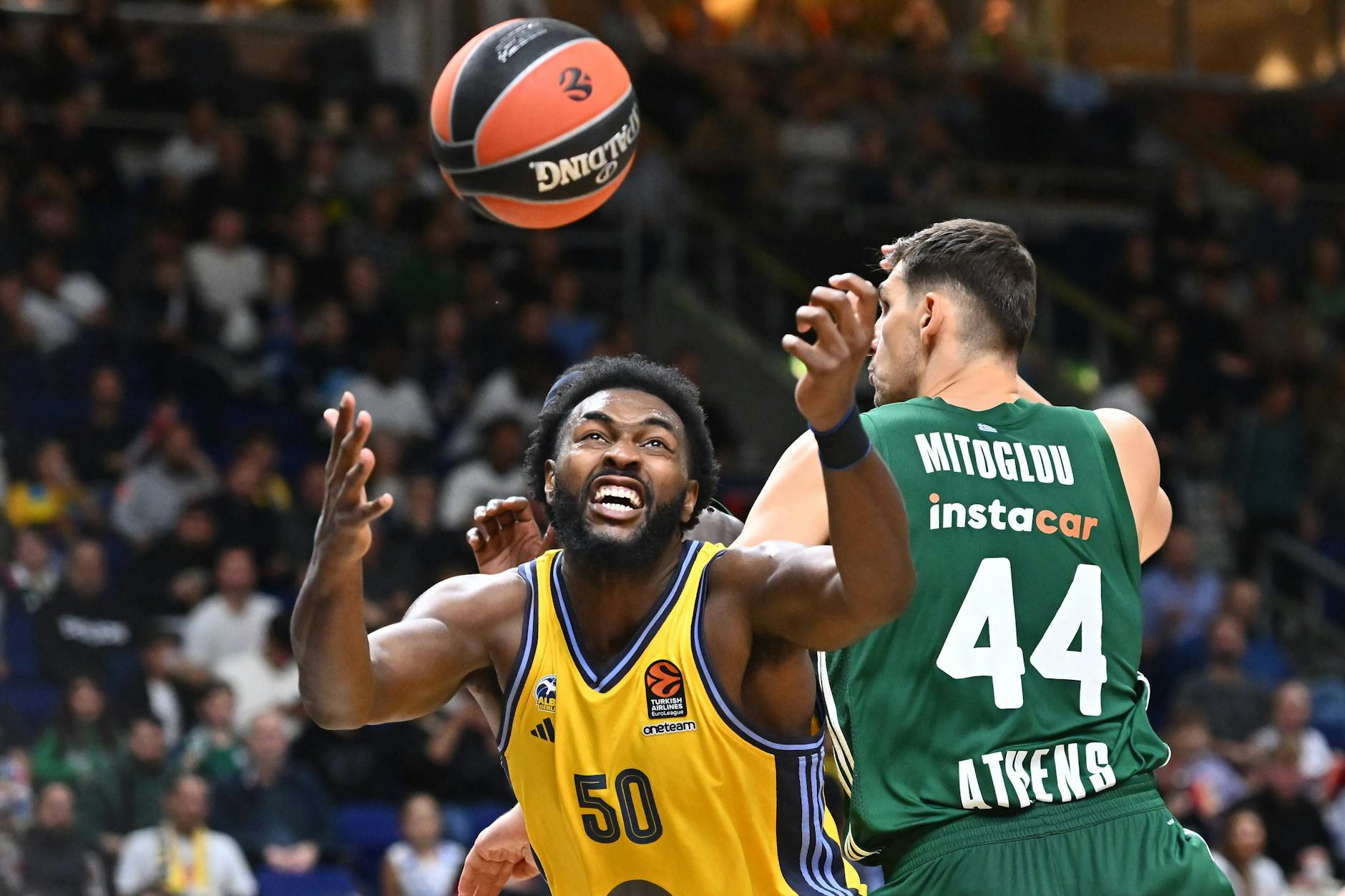 Albas Trevion Williams behält im Kampf um den Ball den Überblick. 