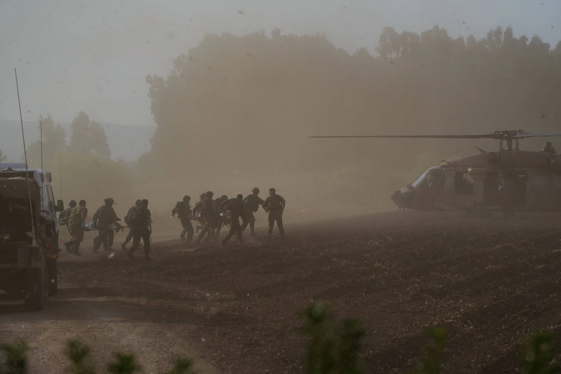 Verletzte israelische Soldaten werden am 19. September 2024 in der Nähe der israelischen Nordgrenze zum Libanon zu einem Hubschrauber gebracht.