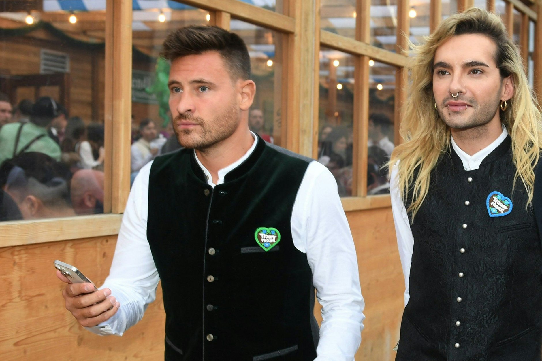Bill Kaulitz und Marc Eggers verlassen das Schützen-Festzelt auf dem Oktoberfest.