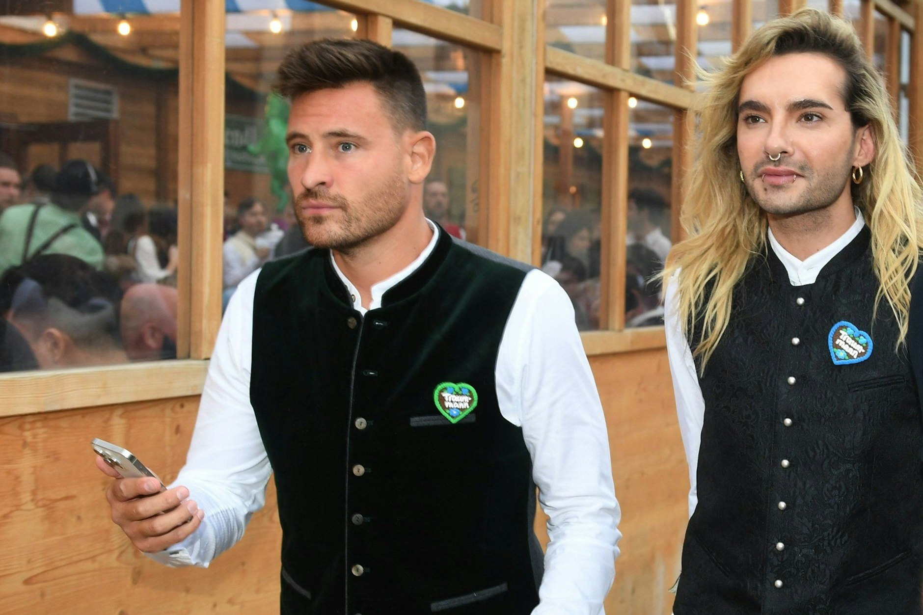 Bill Kaulitz und Marc Eggers verlassen das Schützen-Festzelt auf dem Oktoberfest 2024.