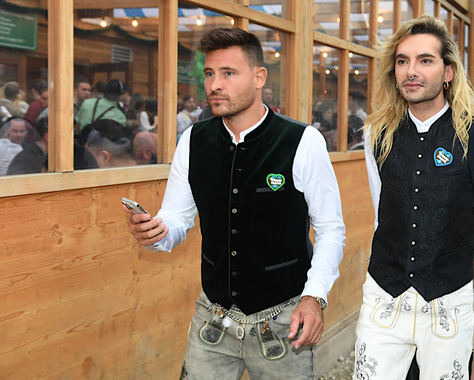 Bill Kaulitz und Marc Eggers verlassen das Schützen-Festzelt auf dem Oktoberfest.