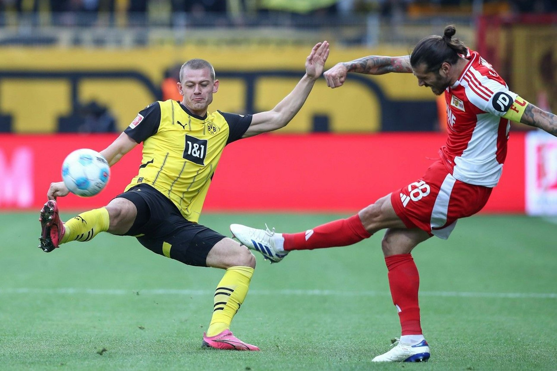 Im Zweikampf: Dortmunds Julian Ryerson und Union-Kapitän Christopher Trimmel.