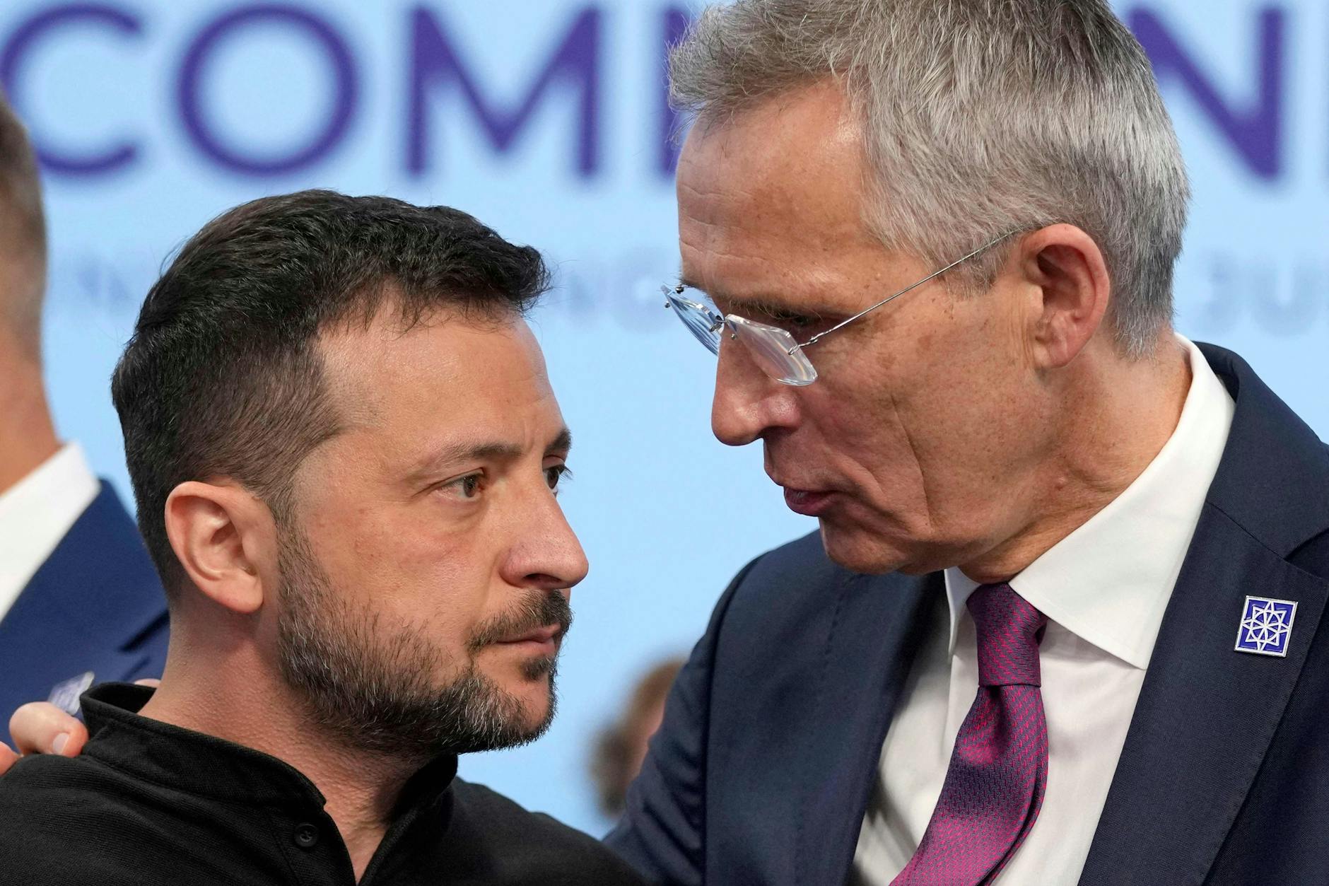Der ukrainische Präsident Wolodymyr Selenskyj (l.) und der ehemalige Nato-Generalsekretär Jens Stoltenberg.