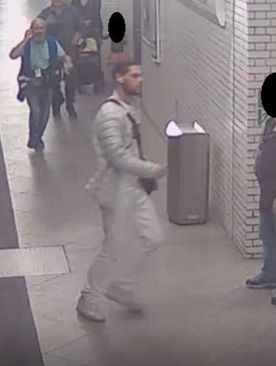 Der Mann schlug um sich und stach mit einem Messer zu. 
