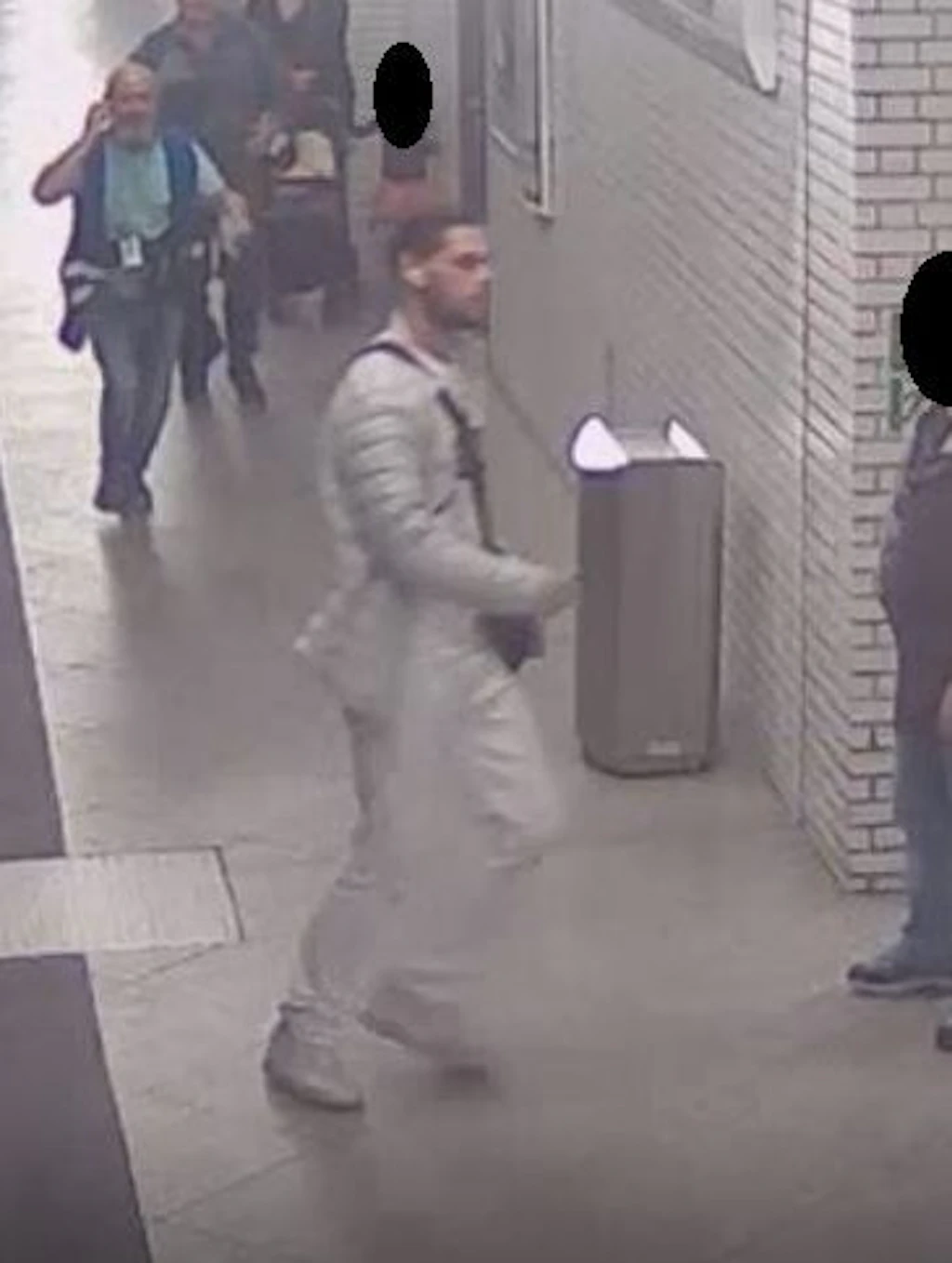 Brutaler Angriff auf Kontrolleure: Polizei jagt diesen Messerstecher