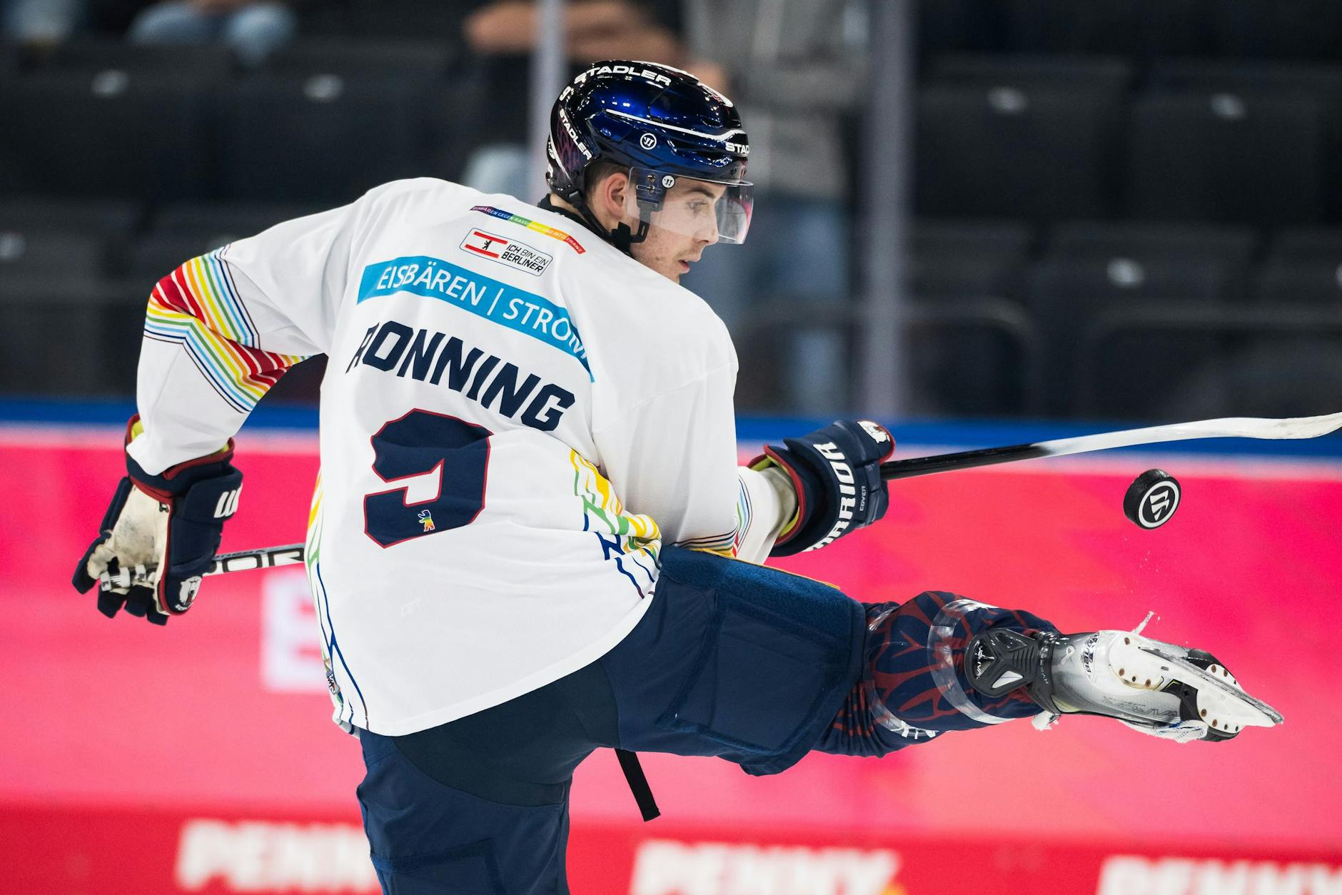 Eisbären-Stürmer Ty Ronning zeigt schon beim Warmmachen in München, dass er beim Comeback voller Spielfreude ist. 