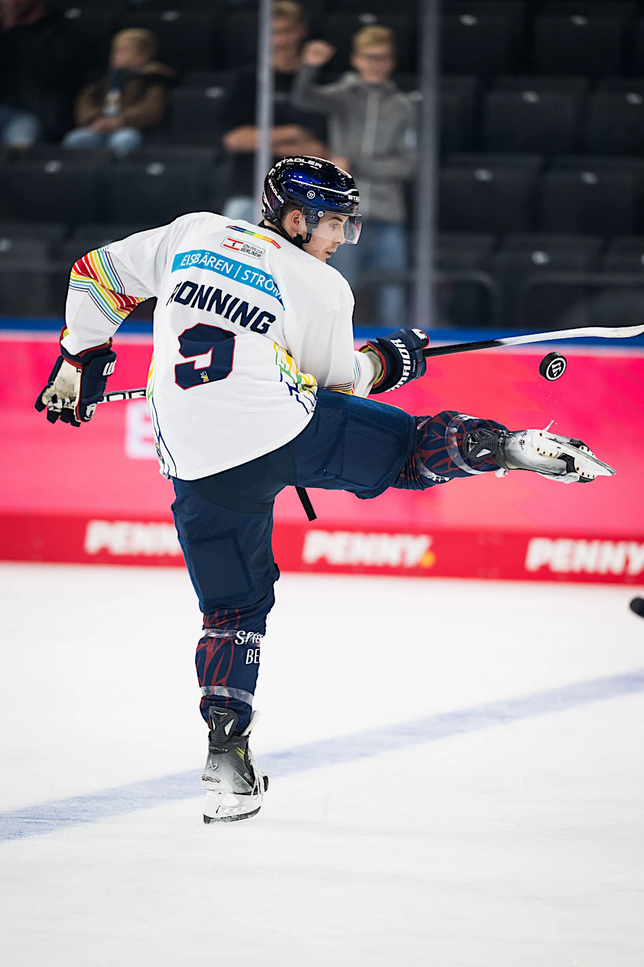 Eisbären-Stürmer Ty Ronning zeigt schon beim Warmmachen in München, dass er beim Comeback voller Spielfreude ist.&nbsp;