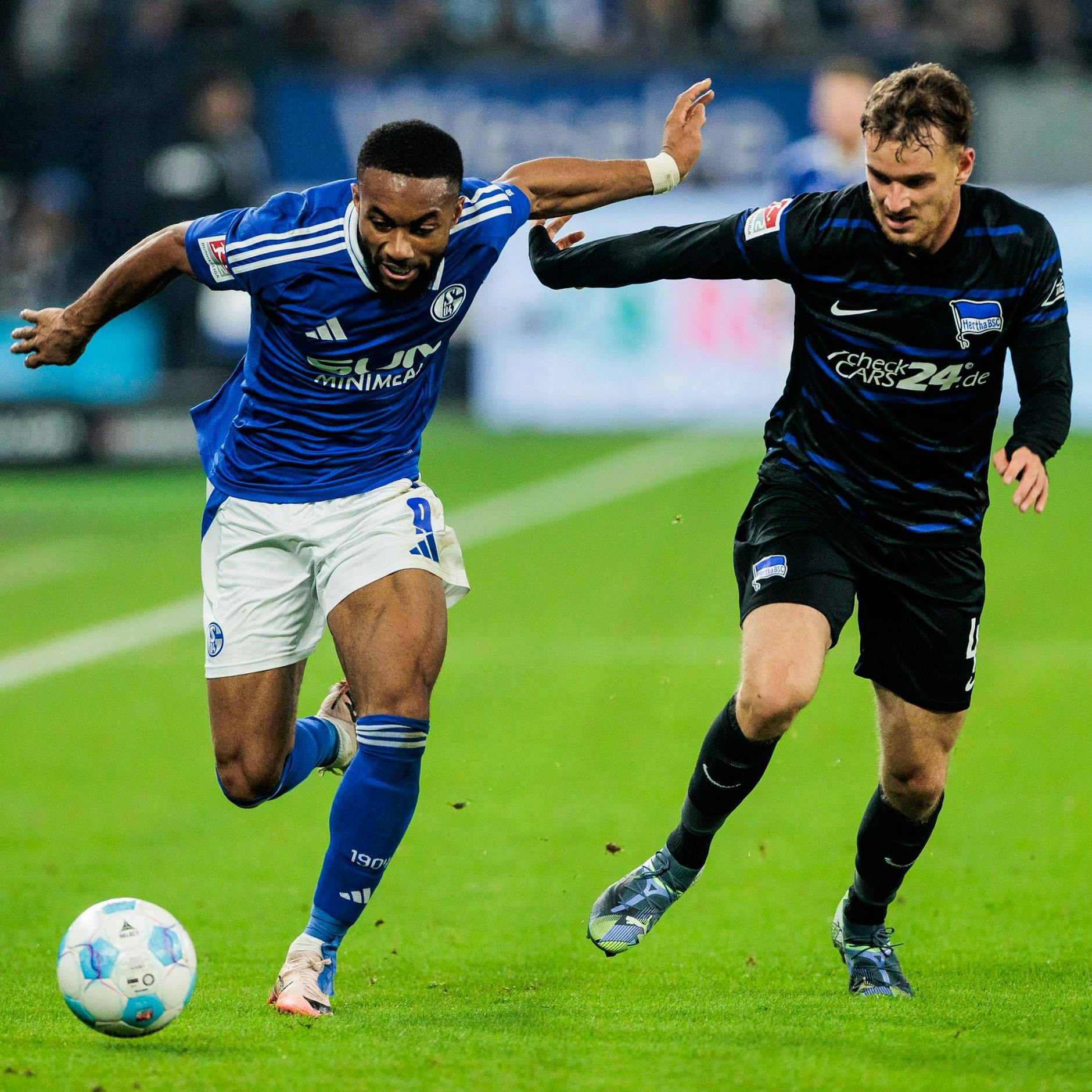 Herthas Pascal Klemens (r.) im Duell mit Schalkes Moussa Sylla.