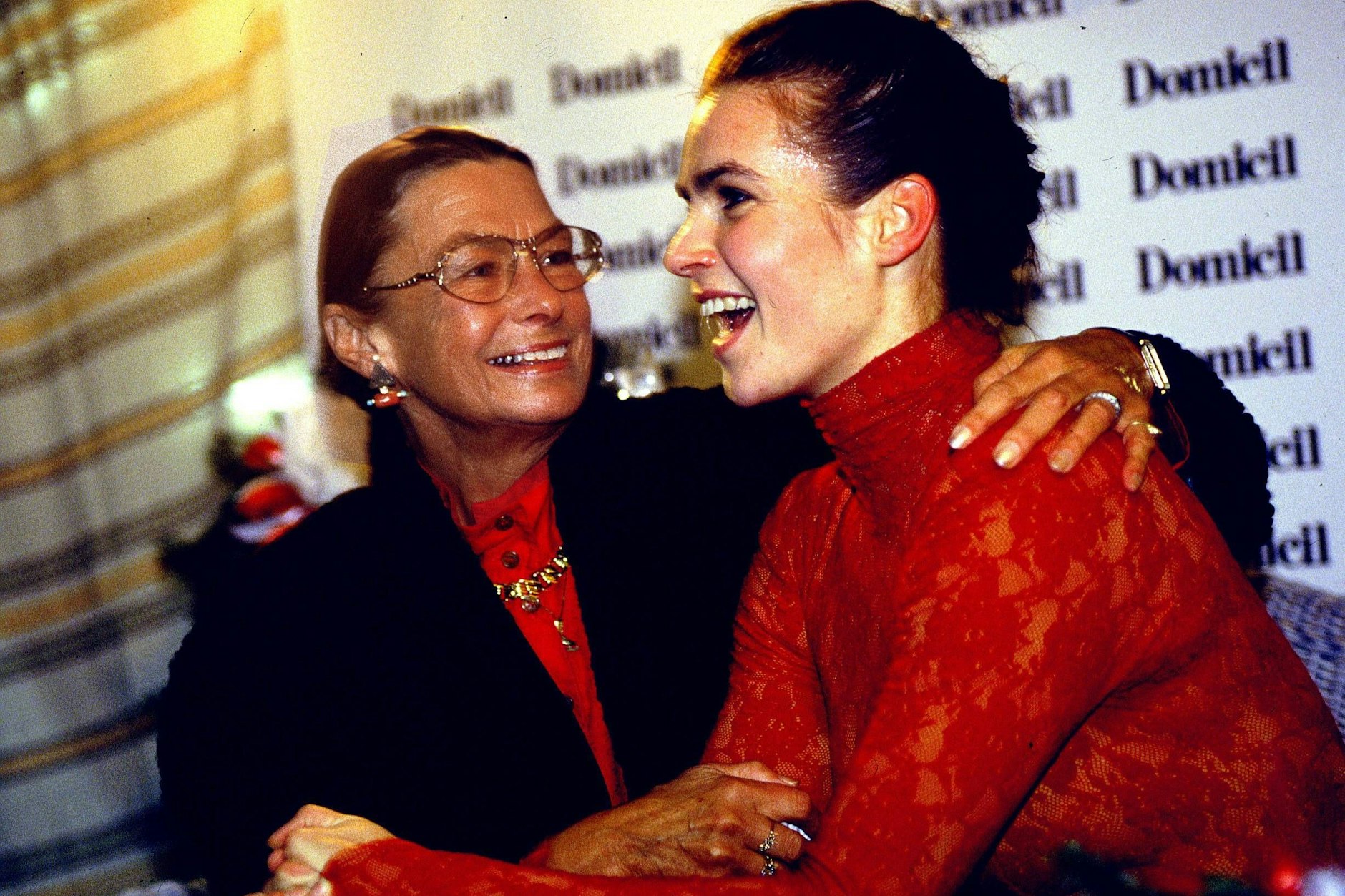 Katarina Witt mit ihrer Trainerin Jutta Müller im Jahr 1993.