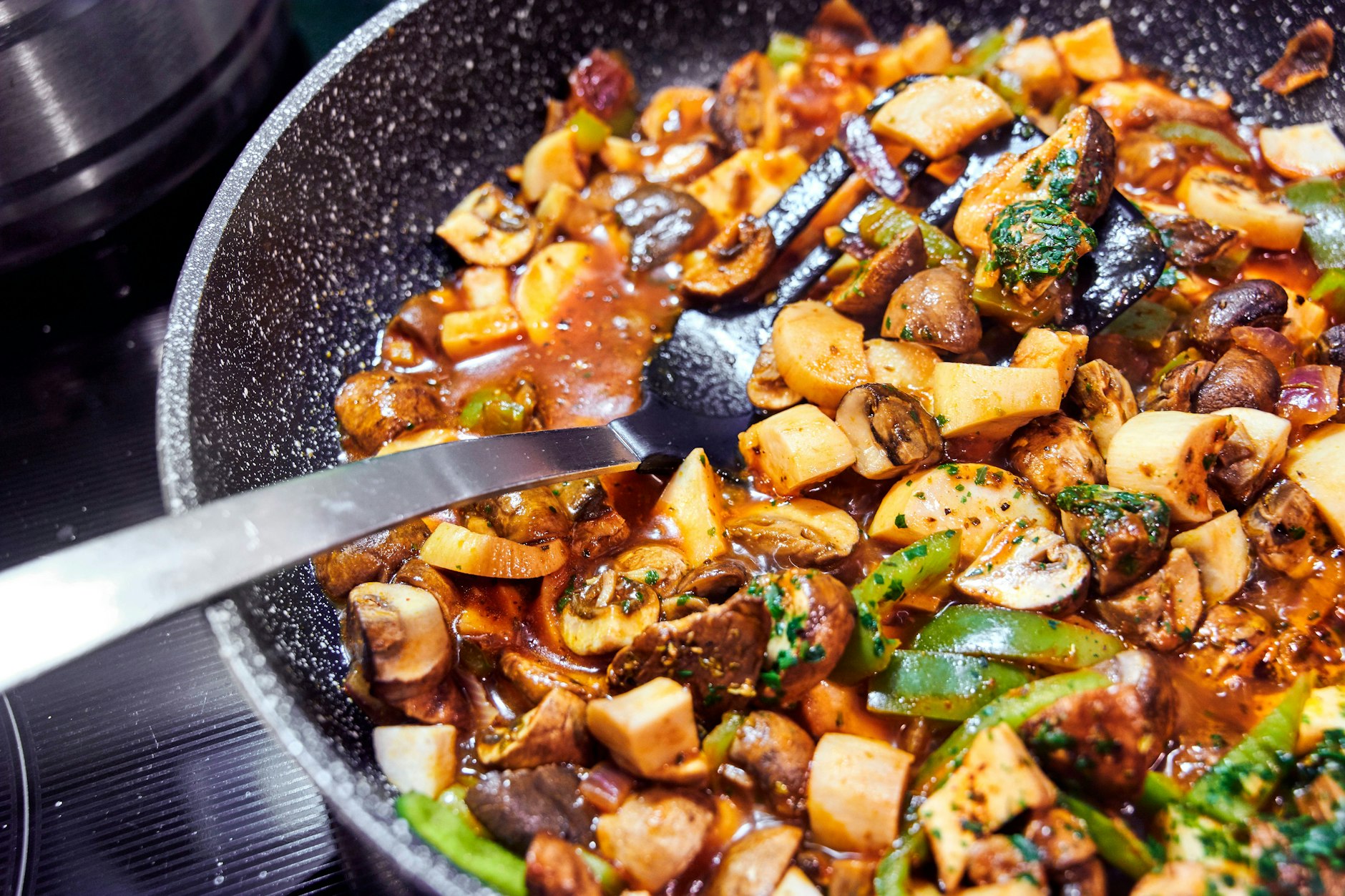 Eine Pilzpfanne mit Bratkartoffeln schmeckt immer. Mit diesem Rezept geht sie besonders einfach.