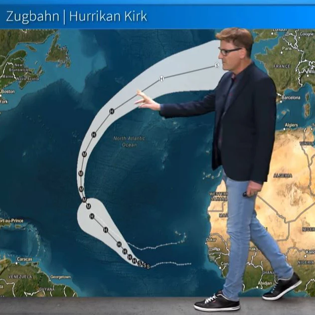 Dominik Jung zeigt die Zugbahn von Hurrikan Kirk. 
