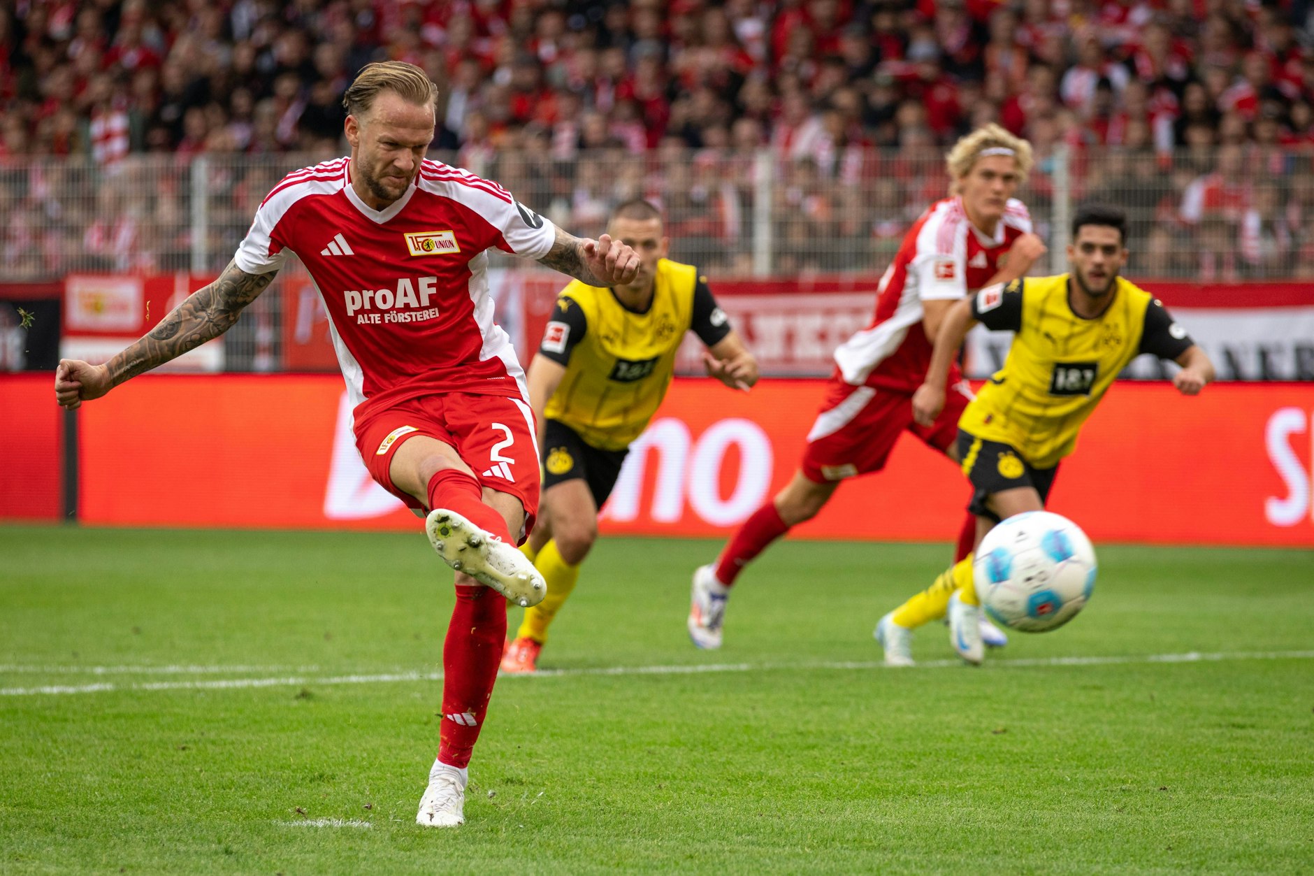 Kevin Vogt (32) wartete fast zehn Jahre auf einen Bundesliga-Treffer. Den Elfmeter verwandelte er Abwehrchef des 1. FC Union gegen den BVB aber gekonnt.&nbsp;
