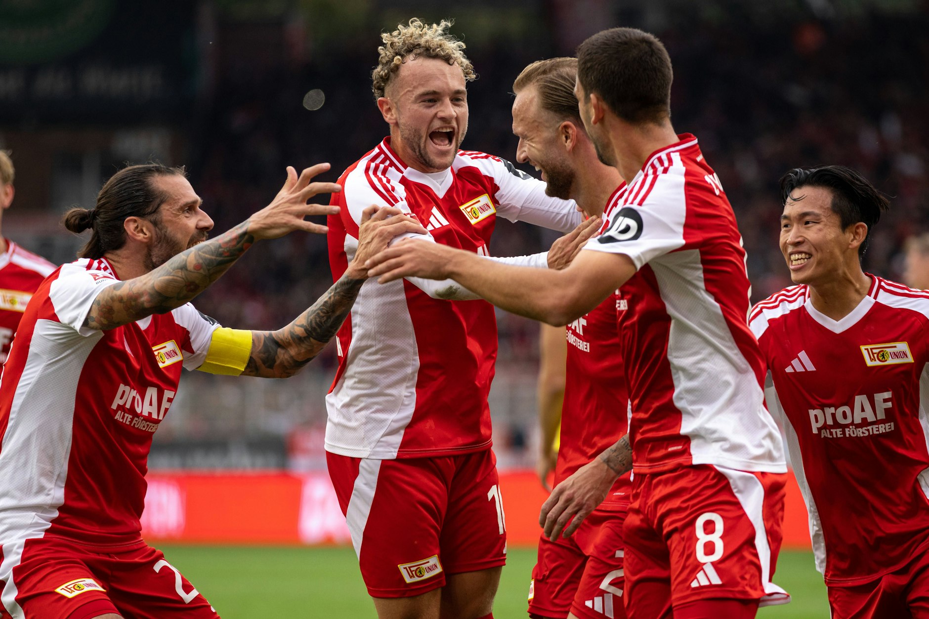 Komm Welt, lass dich umarmen: Die Profis des 1. FC Union feierten den Heimsieg gegen Borussia Dortmund nicht nur auf dem Platz. 