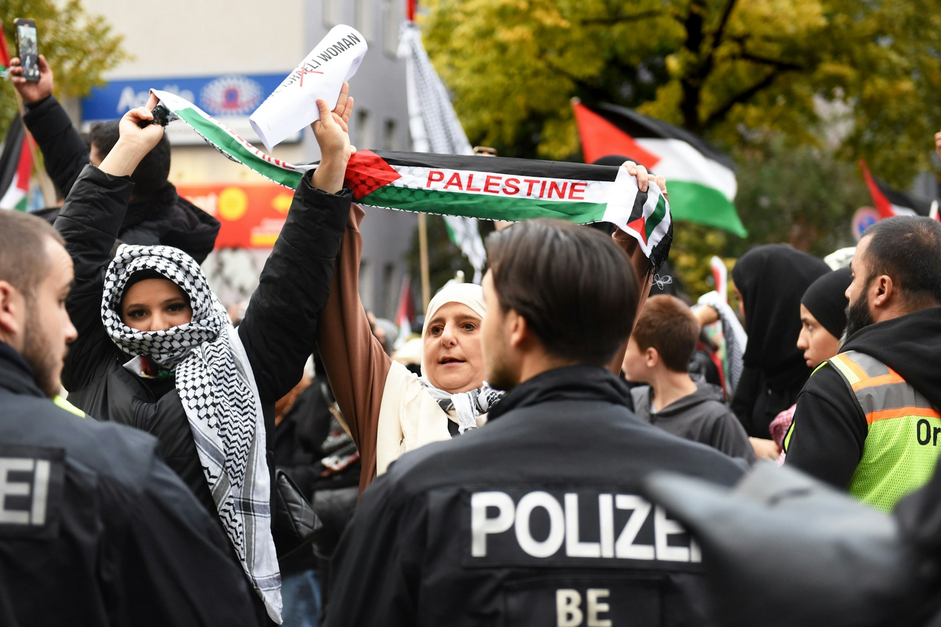 Die Wut vieler Demonstranten richtet sich dieses Mal gegen die Polizei, die Politik und die Medien.&nbsp;&nbsp;