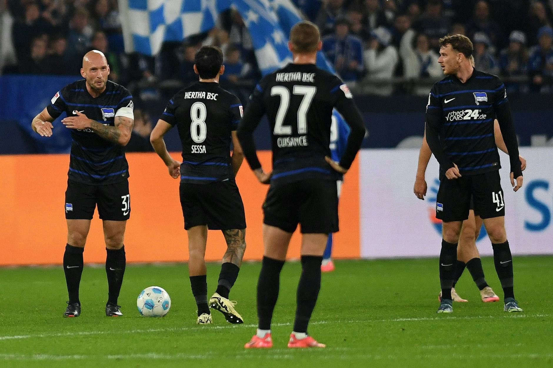 Herthas Kapitän Toni Leistner (l.) versuchte Ordnung in die Defensive zu bekommen. Doch immer wieder schwamm die Abwehr beim 2:2 auf Schalke