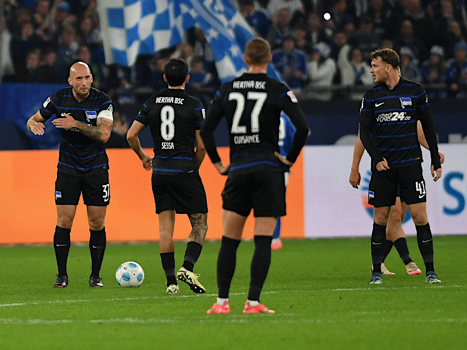Herthas Kapitän Toni Leistner (l.) versuchte Ordnung in die Defensive zu bekommen. Doch immer wieder schwamm die Abwehr beim 2:2 auf Schalke