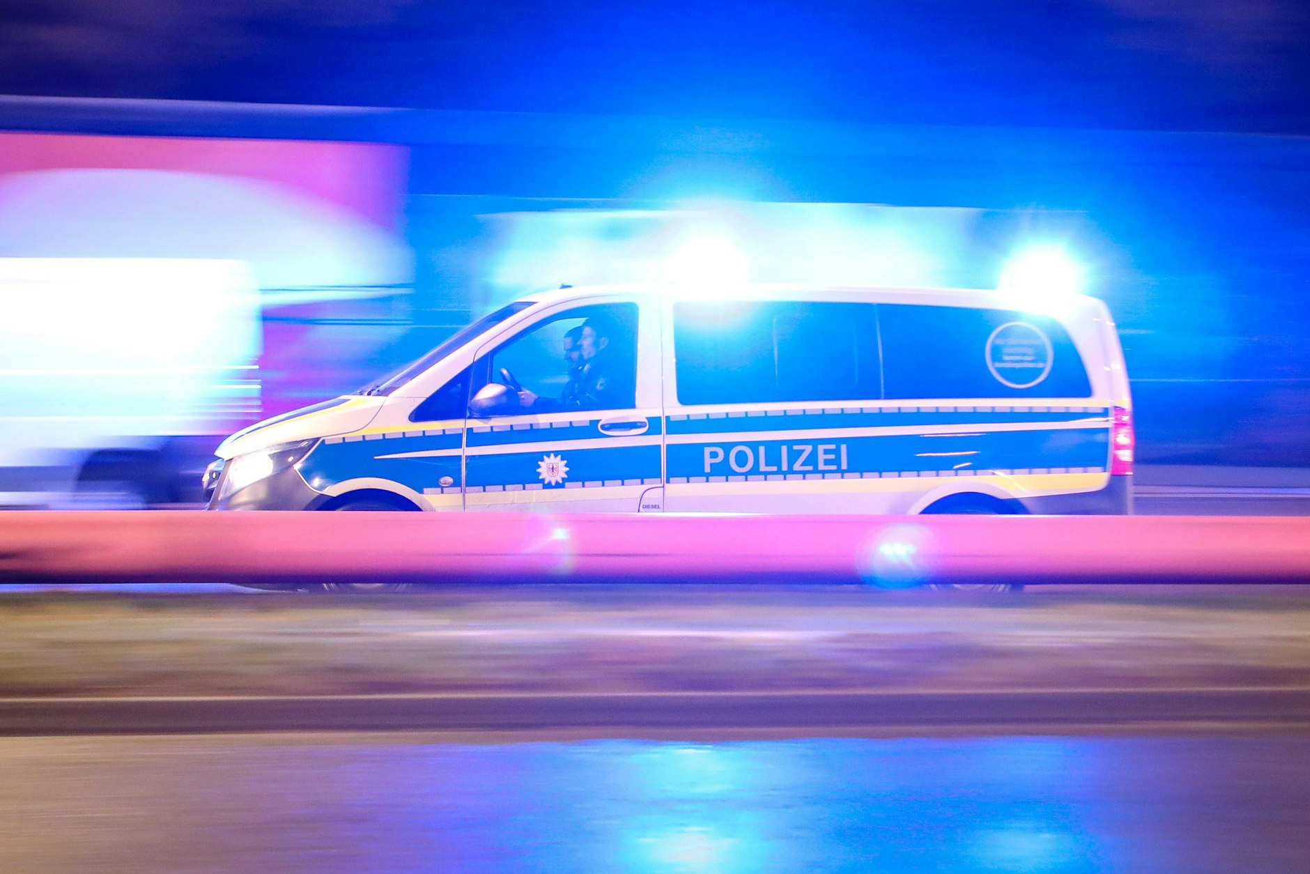 Der Mann weigerte sich für eine Taxifahrt zu zahlen und verprügelte den Fahrer mit einer Pistole. Daraufhin rückte eine Einsatzhundertschaft der Polizei an.