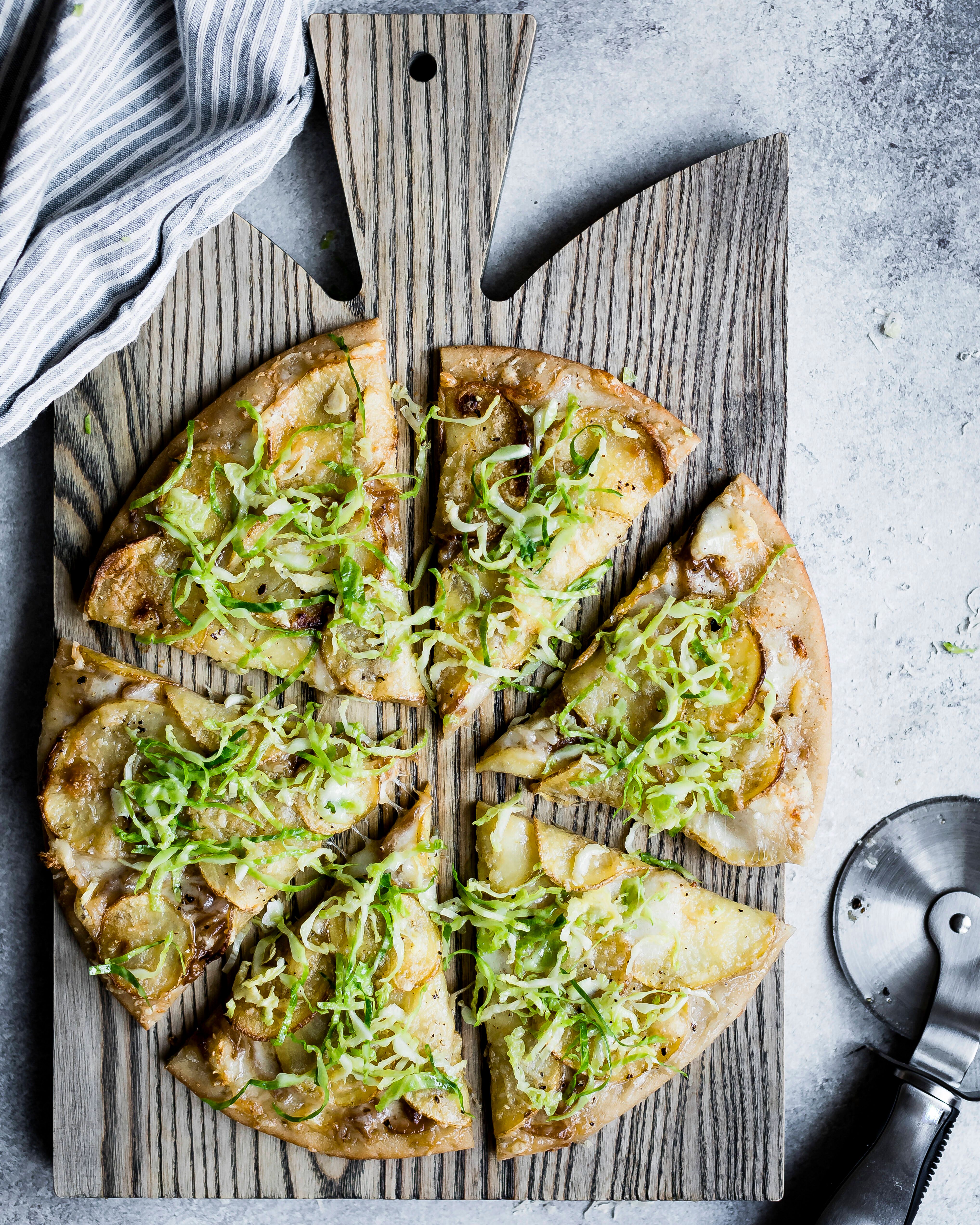 Kartoffelpizza mit Rosenkohl: Rezept für den leckeren Knusper-Snack