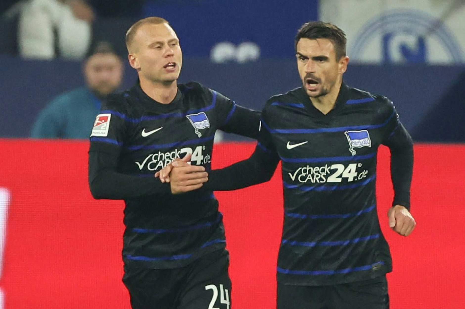 Hertha-Stürmer Smail Prevljak (r.) traf per Elfer zum 2:2 und rettete Hertha einen Punkt. Da war auch Jon Thorsteinsson glücklich.