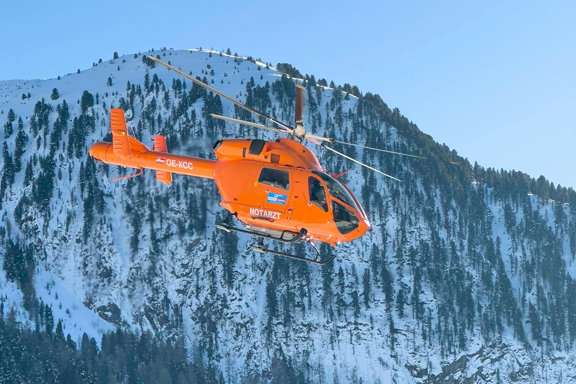 Ein Polizeihubschrauber hat eine leblose Person in den österreichischen Bergen orten können (Symbolbild).