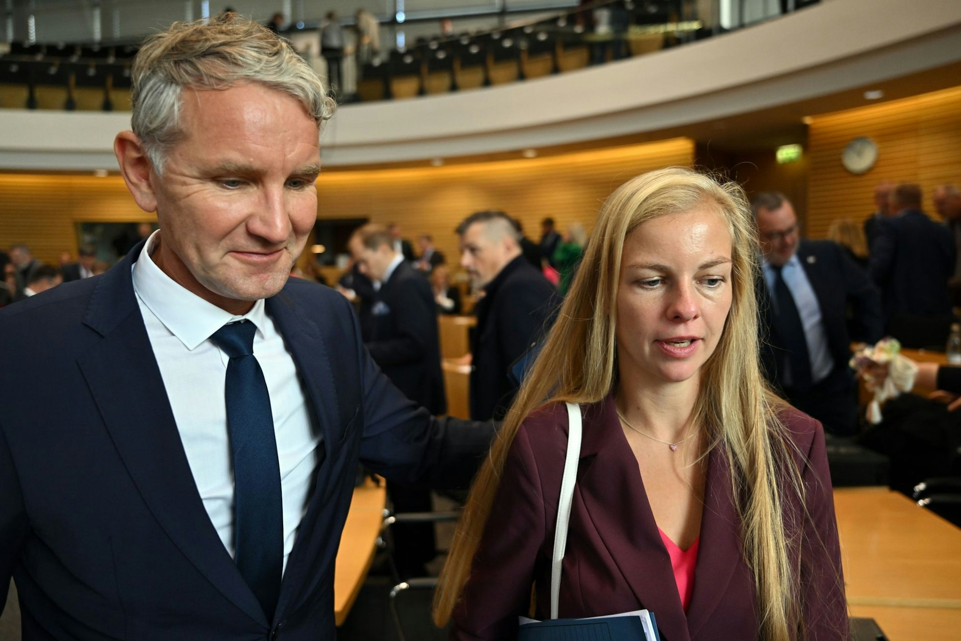Björn Höcke, AfD-Fraktionschef, geht mit Wiebke Muhsal (AfD), die nicht als Vizepräsidentin gewählt wurde, aus dem Plenarsaal nach der konstituierenden Sitzung des Thüringer Landtags. Am 1. September wurde in Thüringen ein neuer Landtag gewählt.