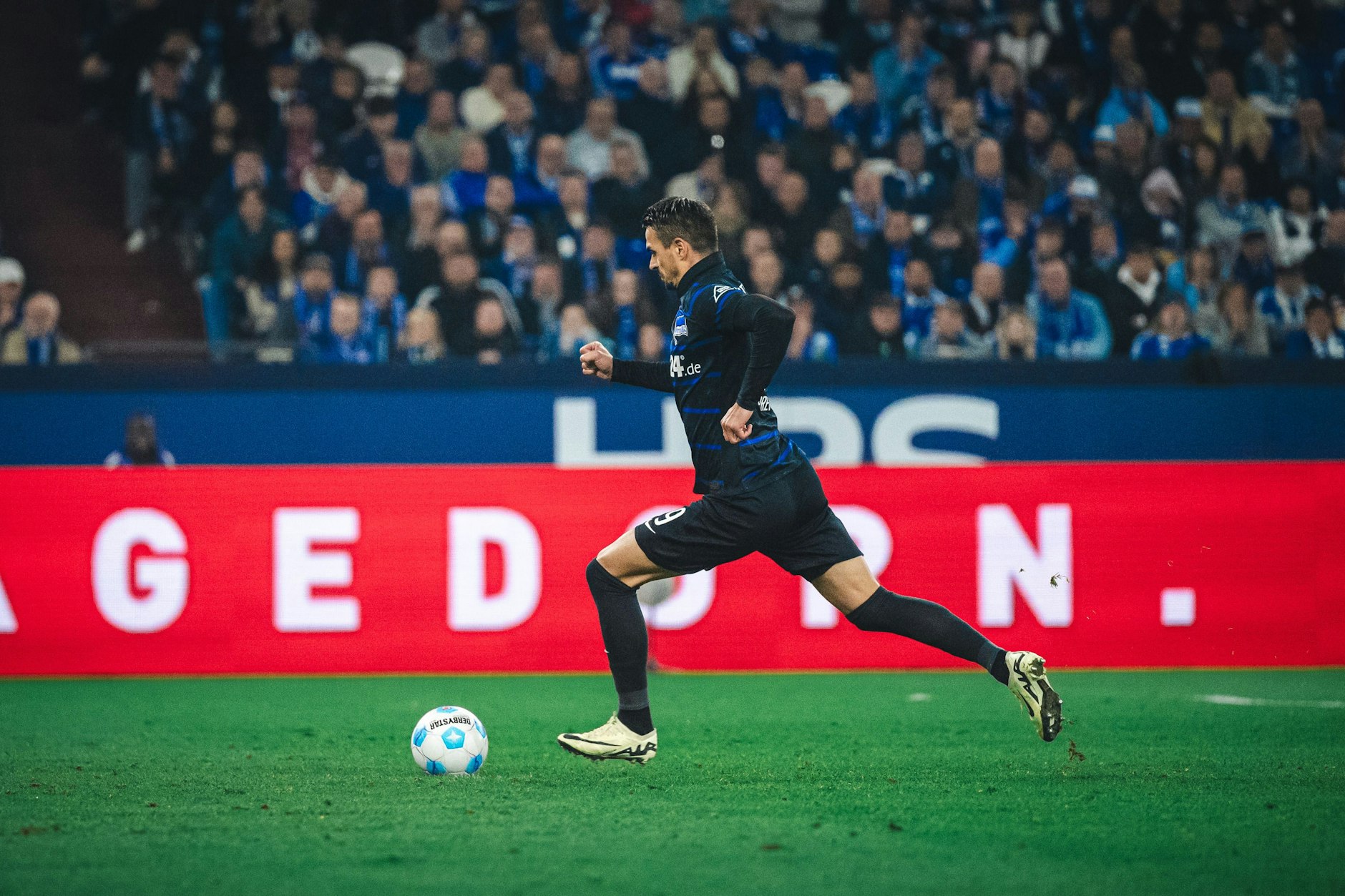 Herthas Stürmer Smail Prevljak verwandelte den Strafstoß eiskalt zum 2:2 auf Schalke.