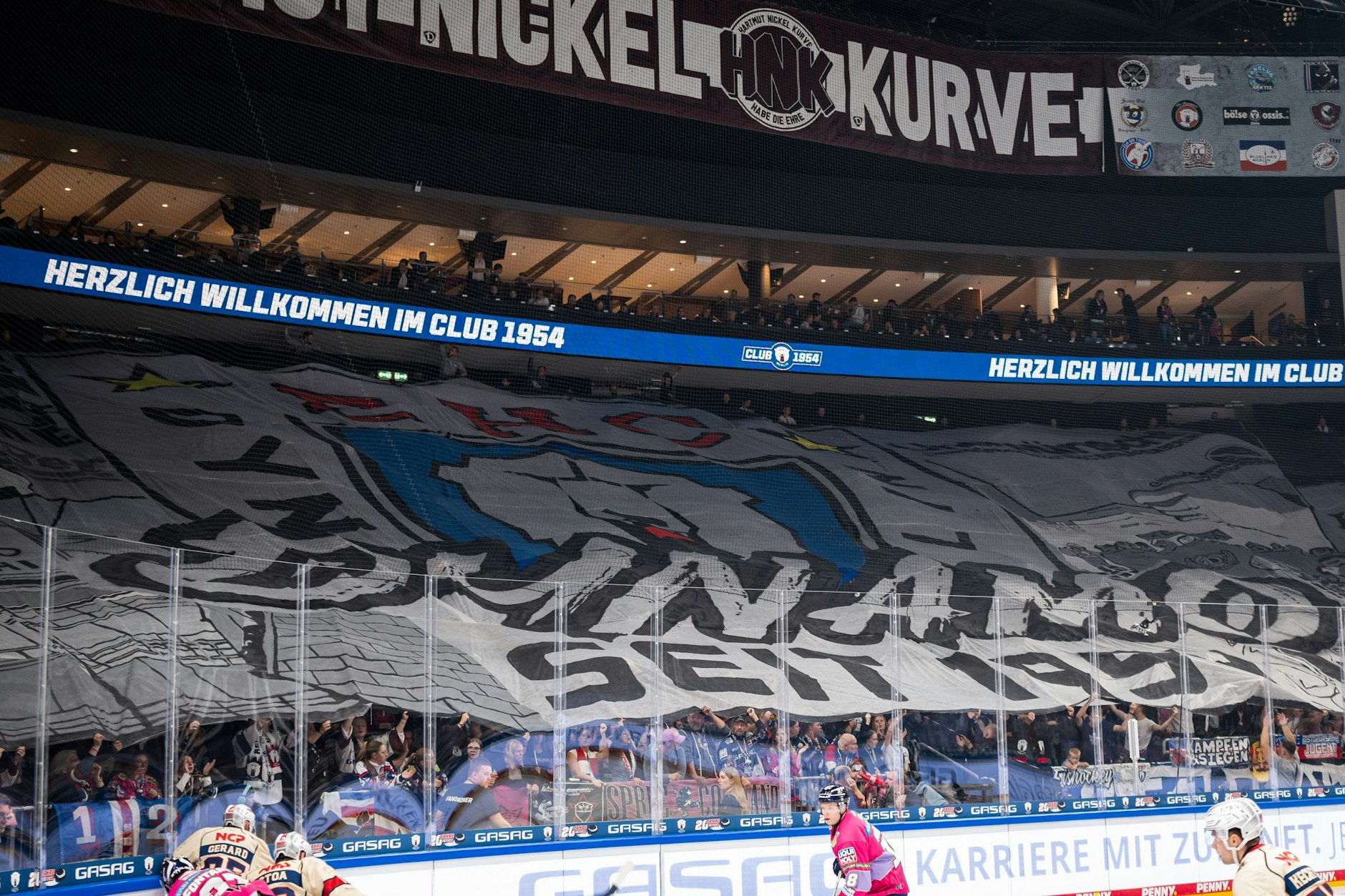 Vor dem ersten Bully lassen die Eisbären-Fans die Hartmut-Nickel-Kurve in der Uber Arena im Choreo-Glanz erstrahlen. 