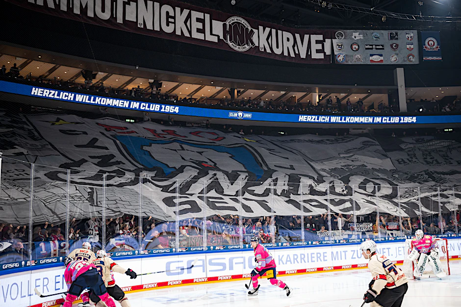 Vor dem ersten Bully lassen die Eisbären-Fans die Hartmut-Nickel-Kurve in der Uber Arena im Choreo-Glanz erstrahlen.&nbsp;