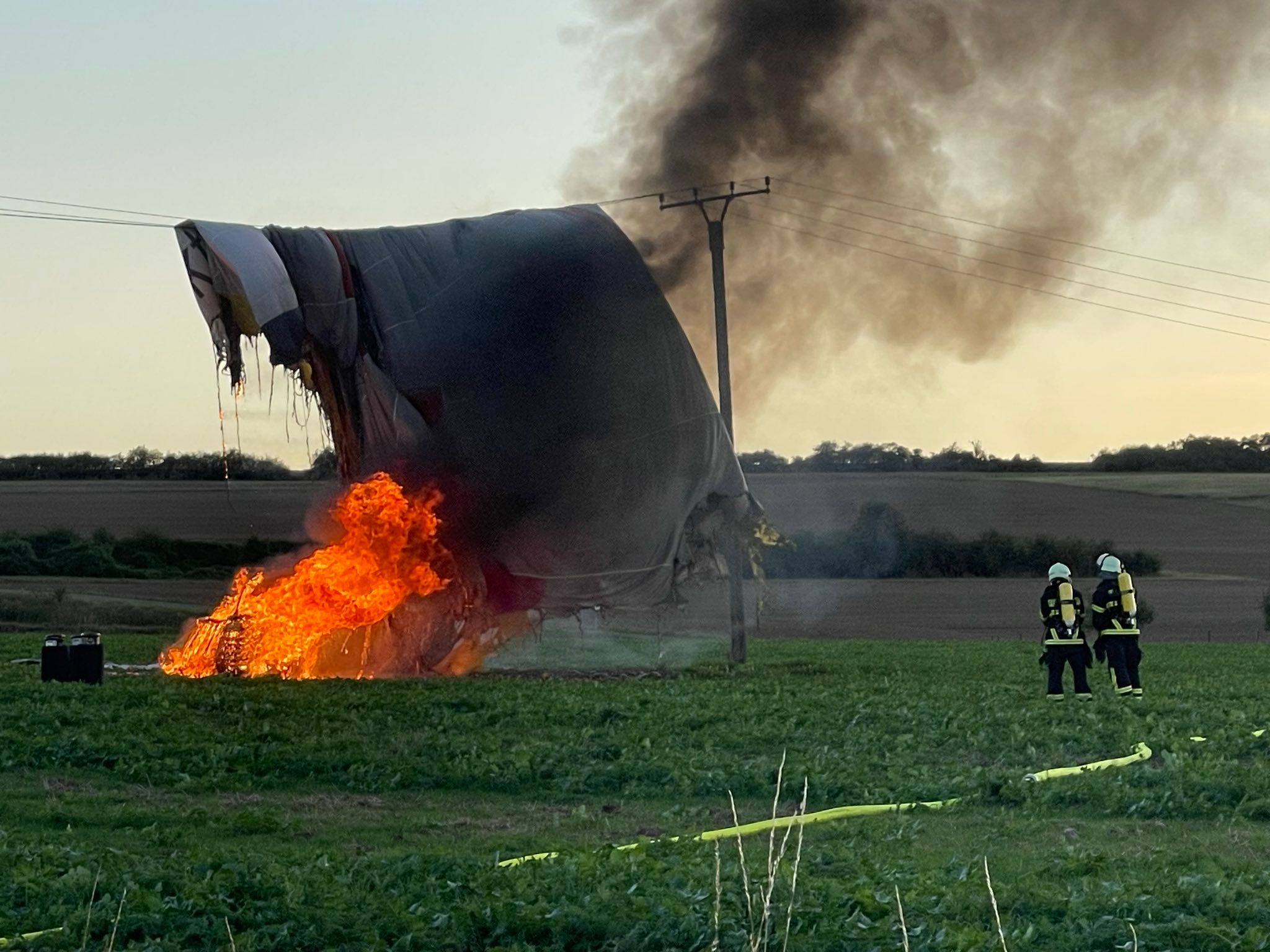 Heißluftballon gerät in Stromleitung – und geht in Flammen auf