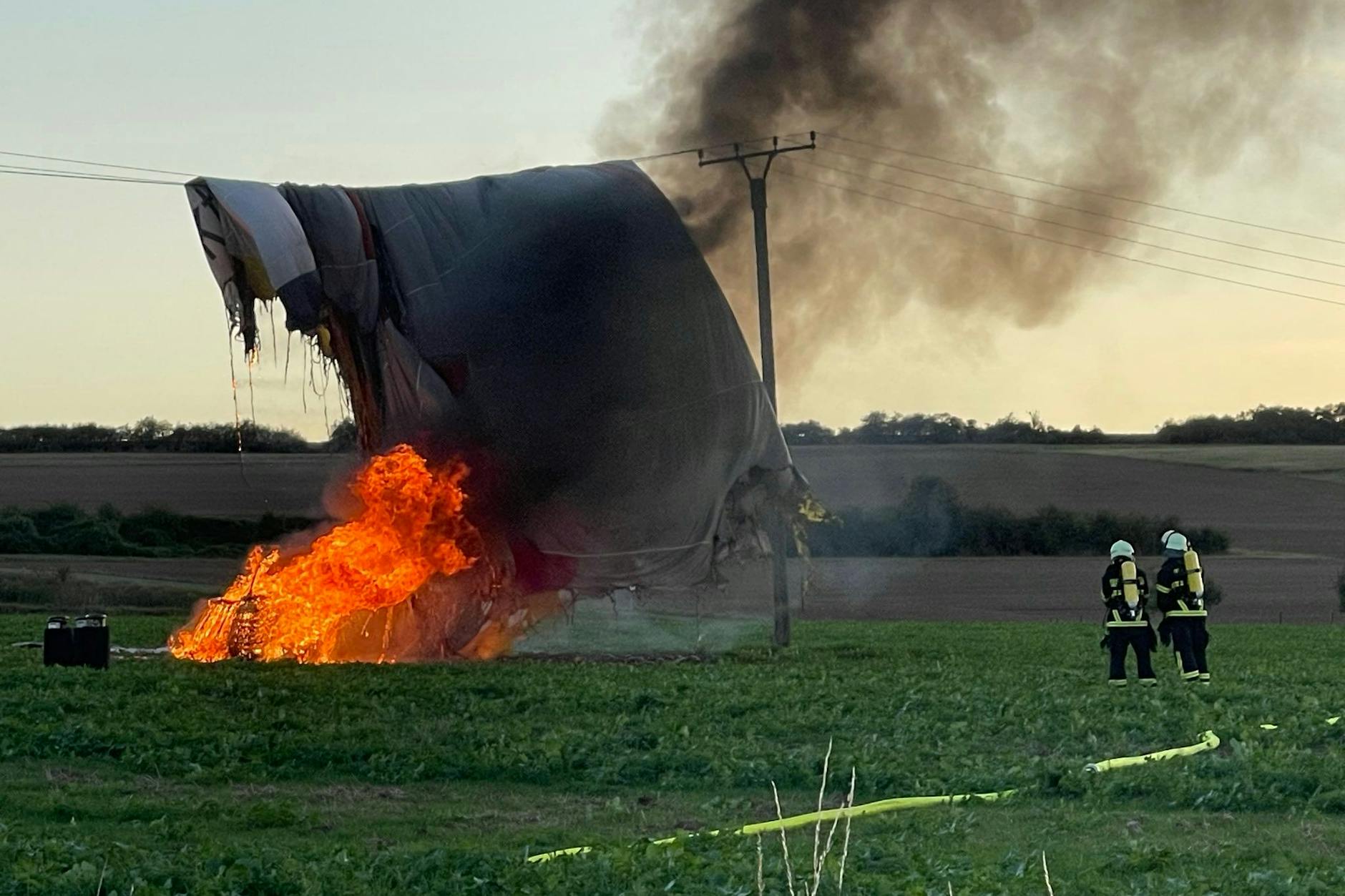 Die Feuerwehr brauchte Stunden, um den Ballon von der Stromleitung zu lösen.