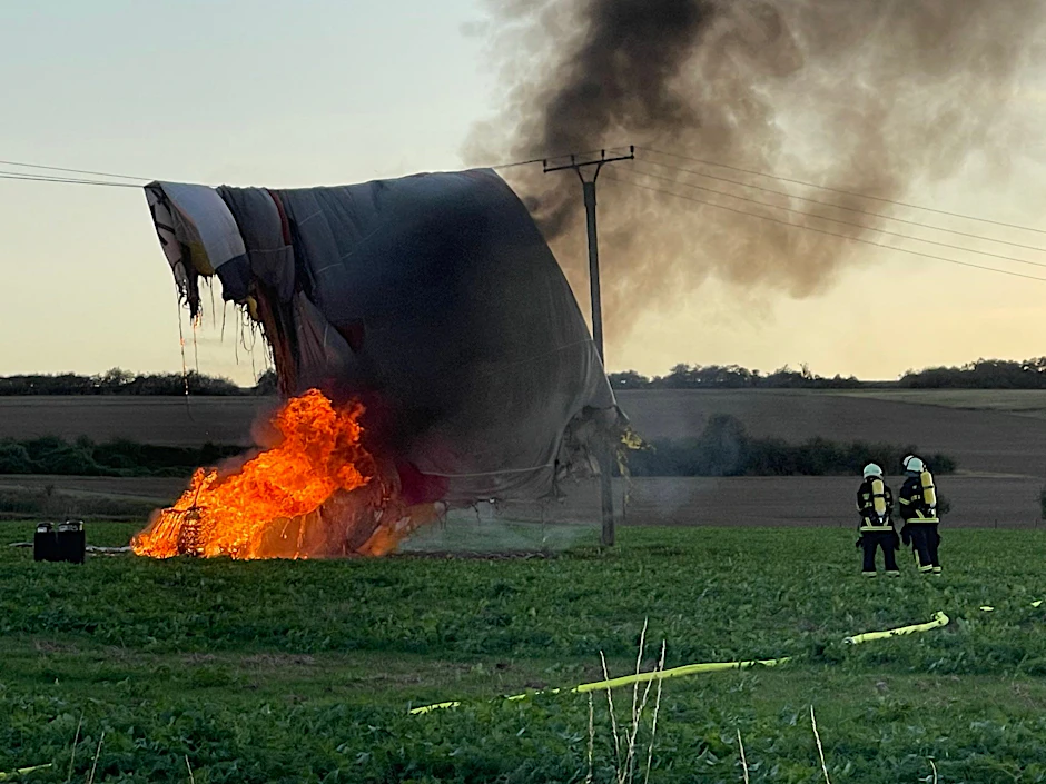 Die Feuerwehr brauchte Stunden, um den Ballon von der Stromleitung zu lösen. 