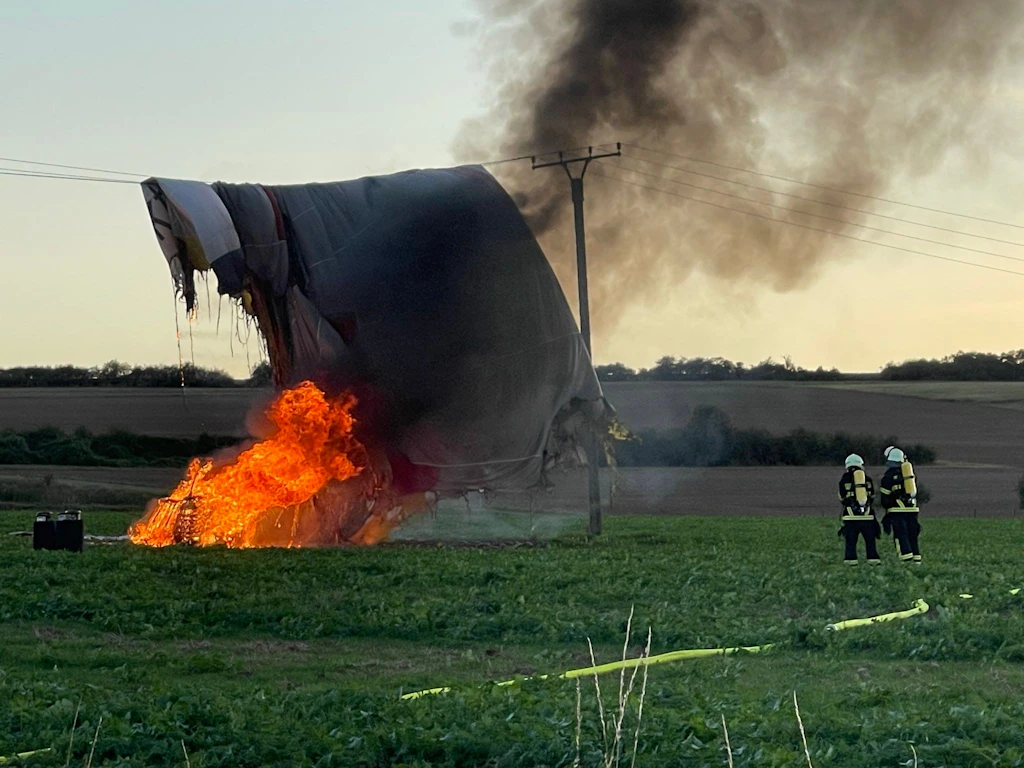 Heißluftballon gerät in Stromleitung – und geht in Flammen auf