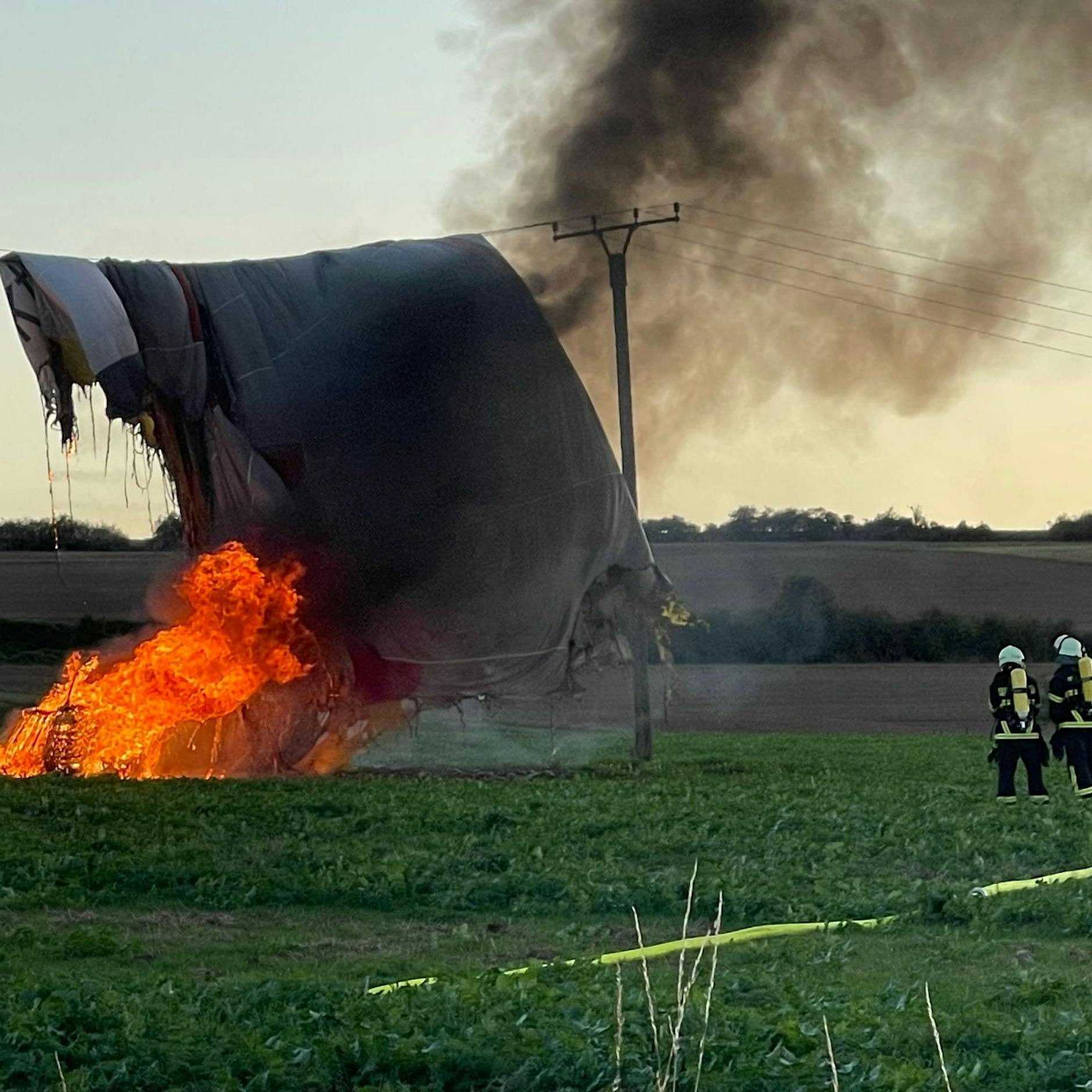 Heißluftballon gerät in Stromleitung – und geht in Flammen auf